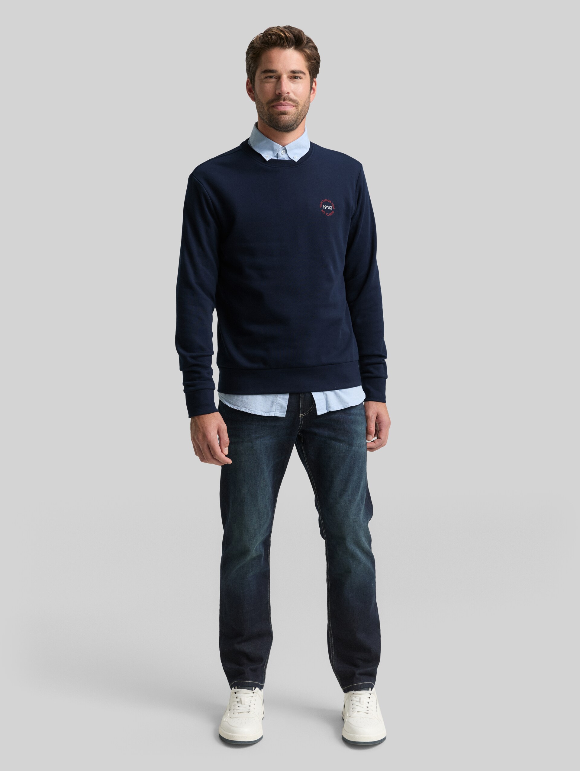 Sweatshirt with logo print - sky captain blue - Model front view