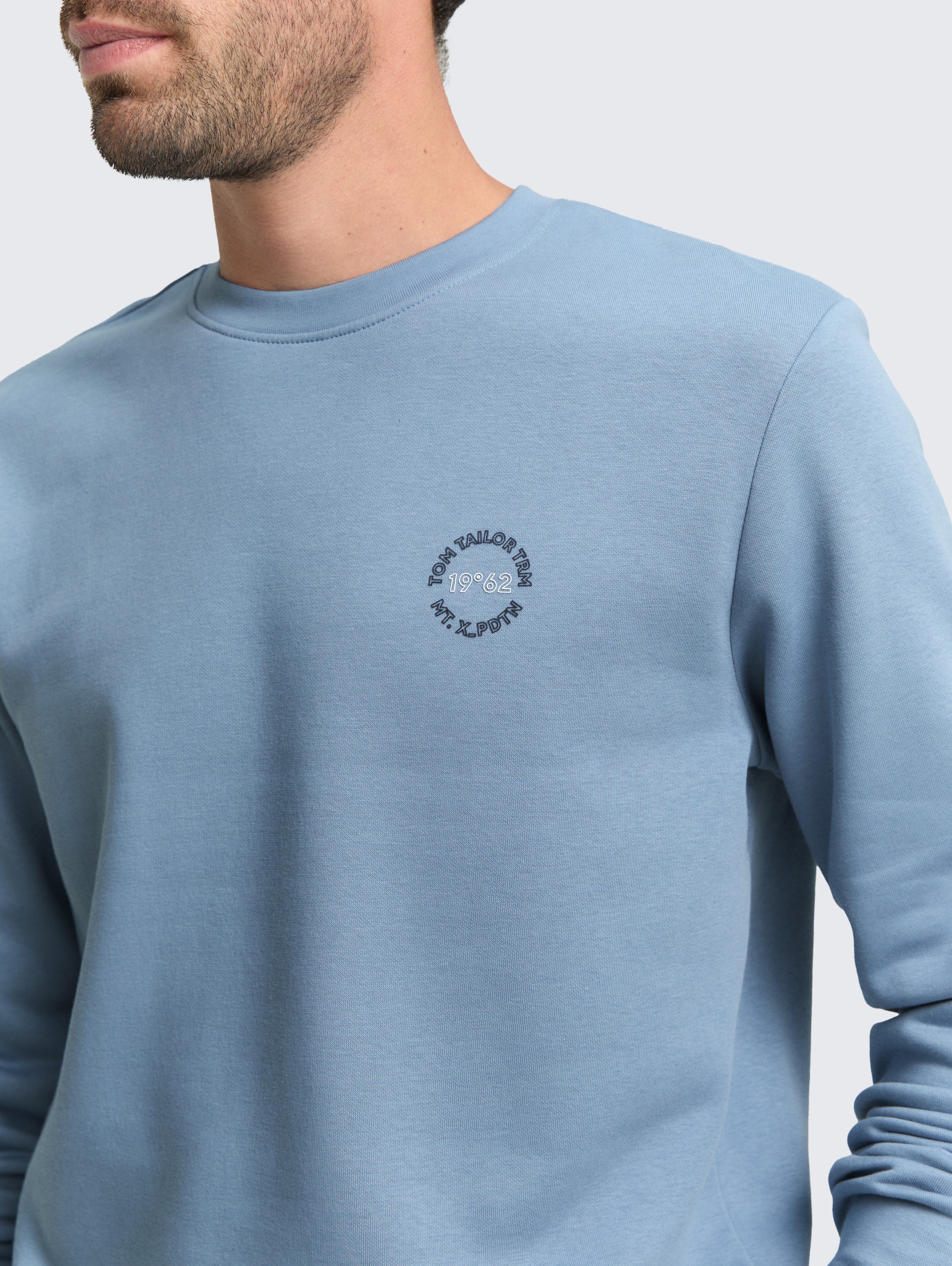 Sweatshirt mit Logo-Print - faded denim blue - Detail-Model-Ansicht