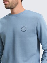 Sweater met logoprint - faded denim blue - Detailaanzicht model