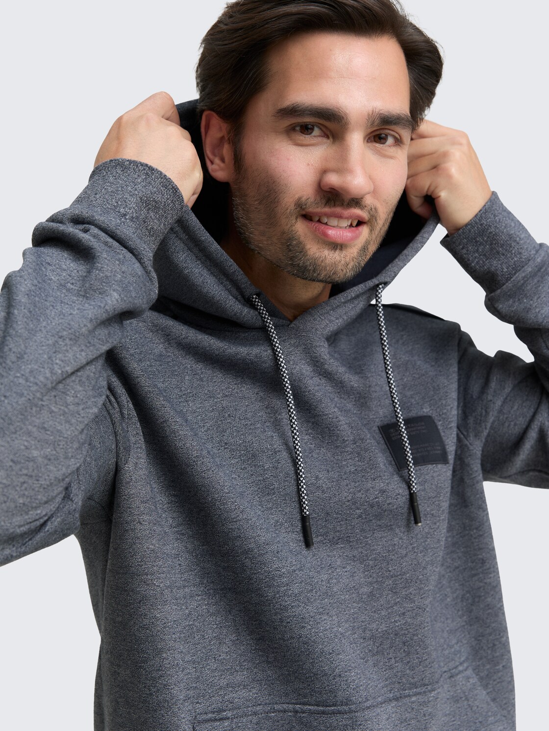 Hoodie Sweatshirt mit Logo-Badge - navy grindle structure - Detail-Model-Ansicht