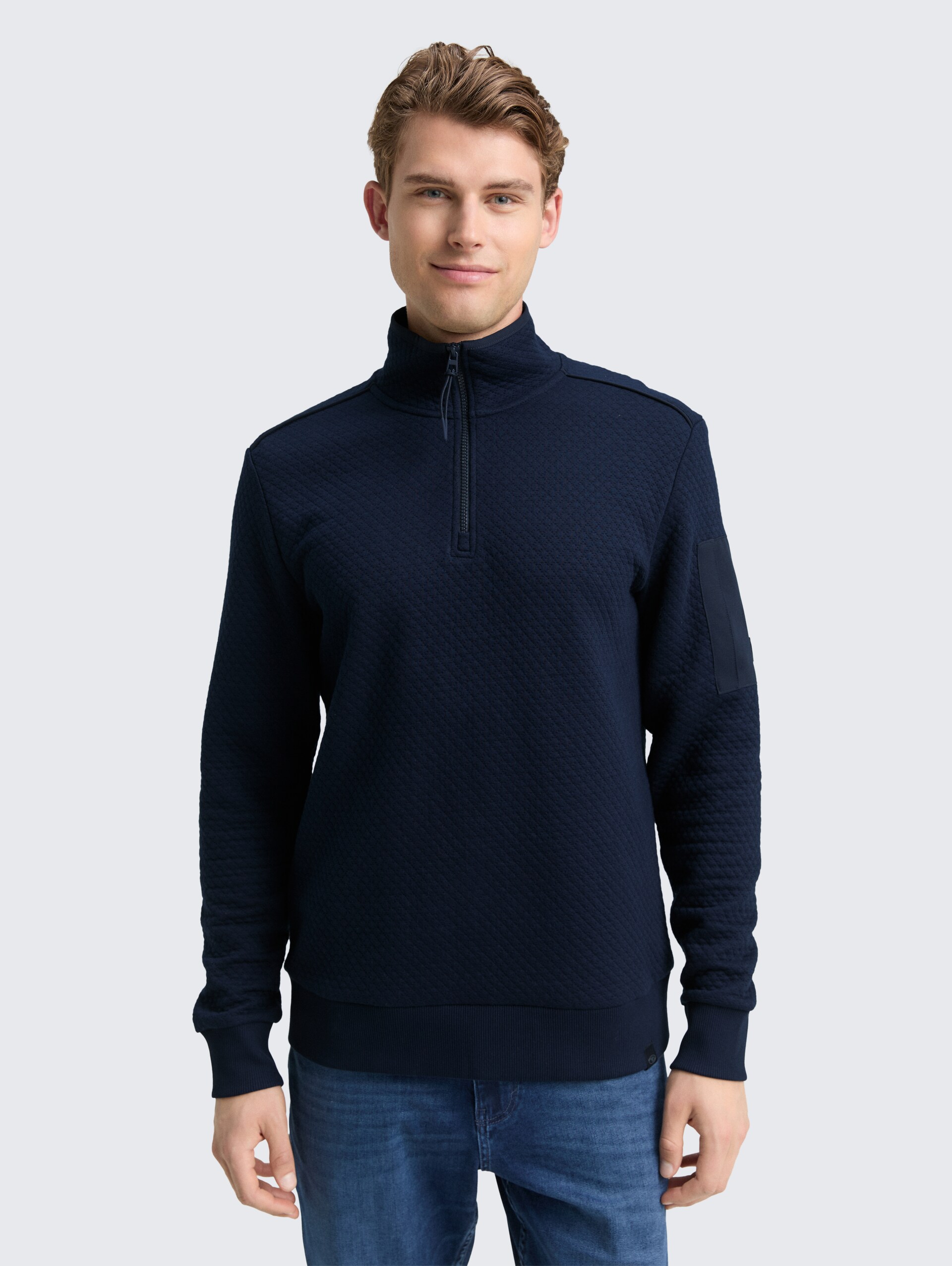 Troyer Sweatshirt mit Ärmeltasche - sky captain blue - Ausschnitt Model-Vorderansicht