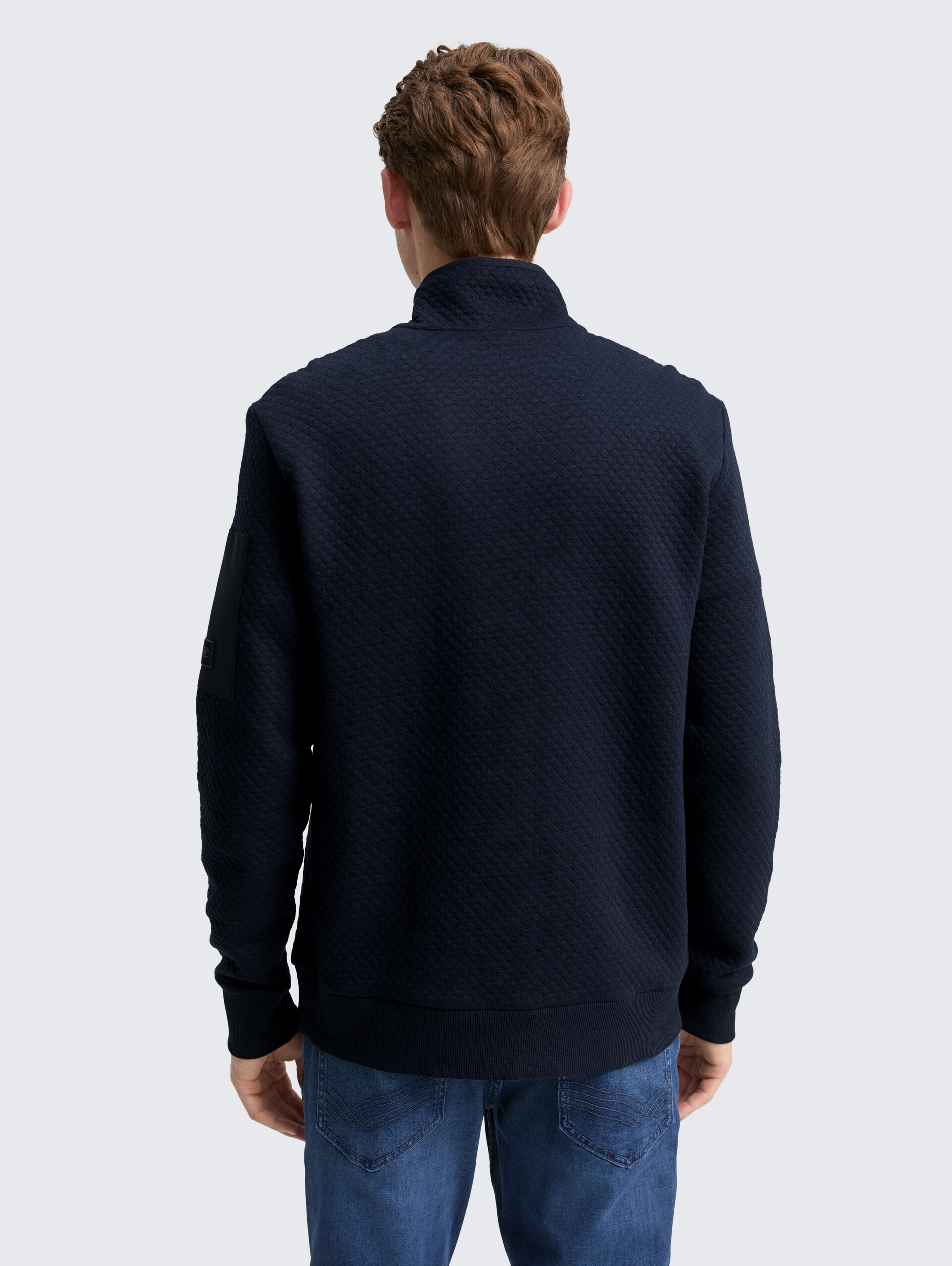 Troyer Sweatshirt mit Ärmeltasche - sky captain blue - Auschnitt Model-Rückansicht