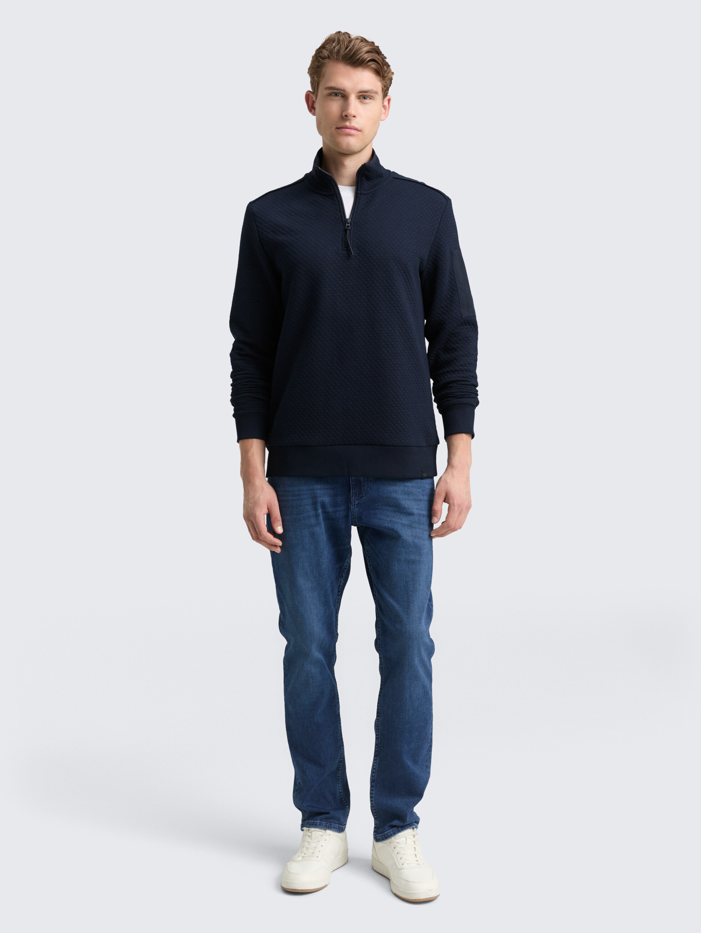 Troyer Sweatshirt mit Ärmeltasche - sky captain blue - Model-Vorderansicht