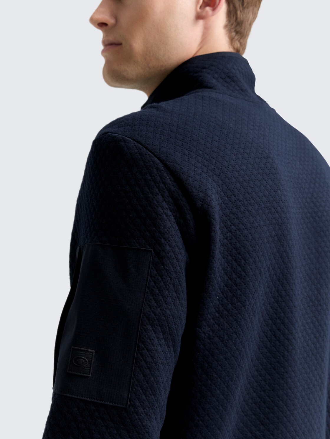 Troyer Sweatshirt mit Ärmeltasche - sky captain blue - Detail-Model-Ansicht