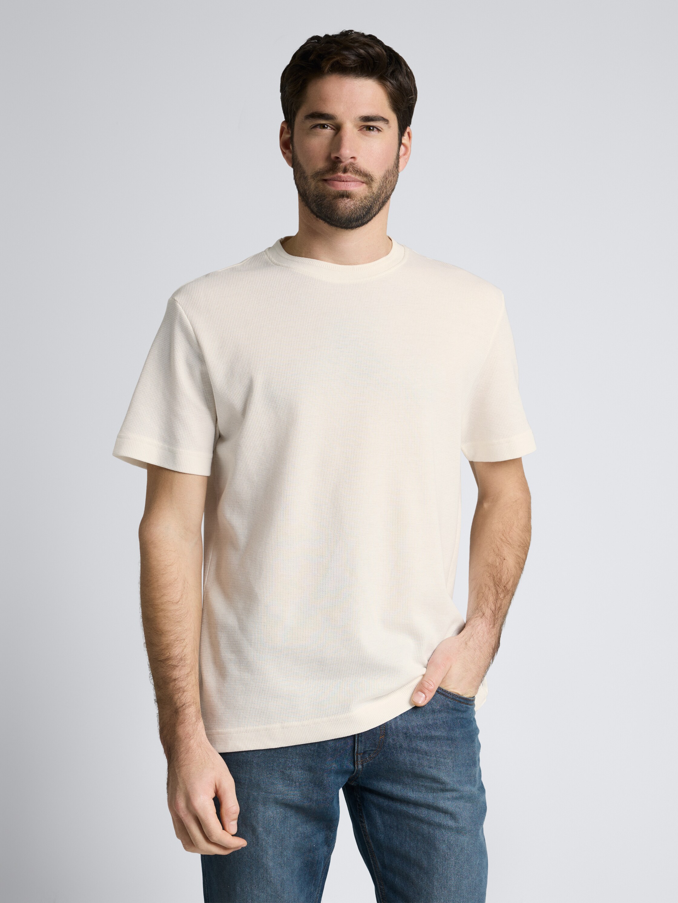 T-Shirt mit Waffelstruktur - Gardenia White - Ausschnitt Model-Vorderansicht