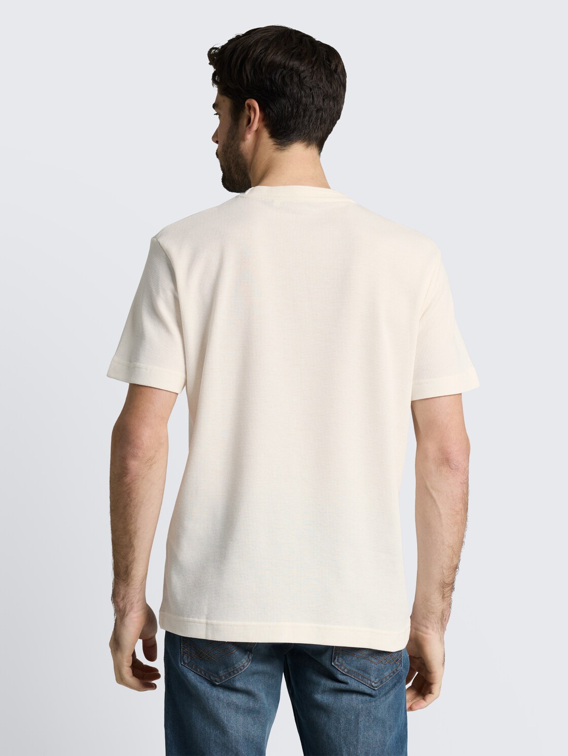 T-Shirt mit Waffelstruktur - Gardenia White - Auschnitt Model-Rückansicht