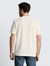 T-Shirt mit Waffelstruktur - Gardenia White - Auschnitt Model-Rückansicht
