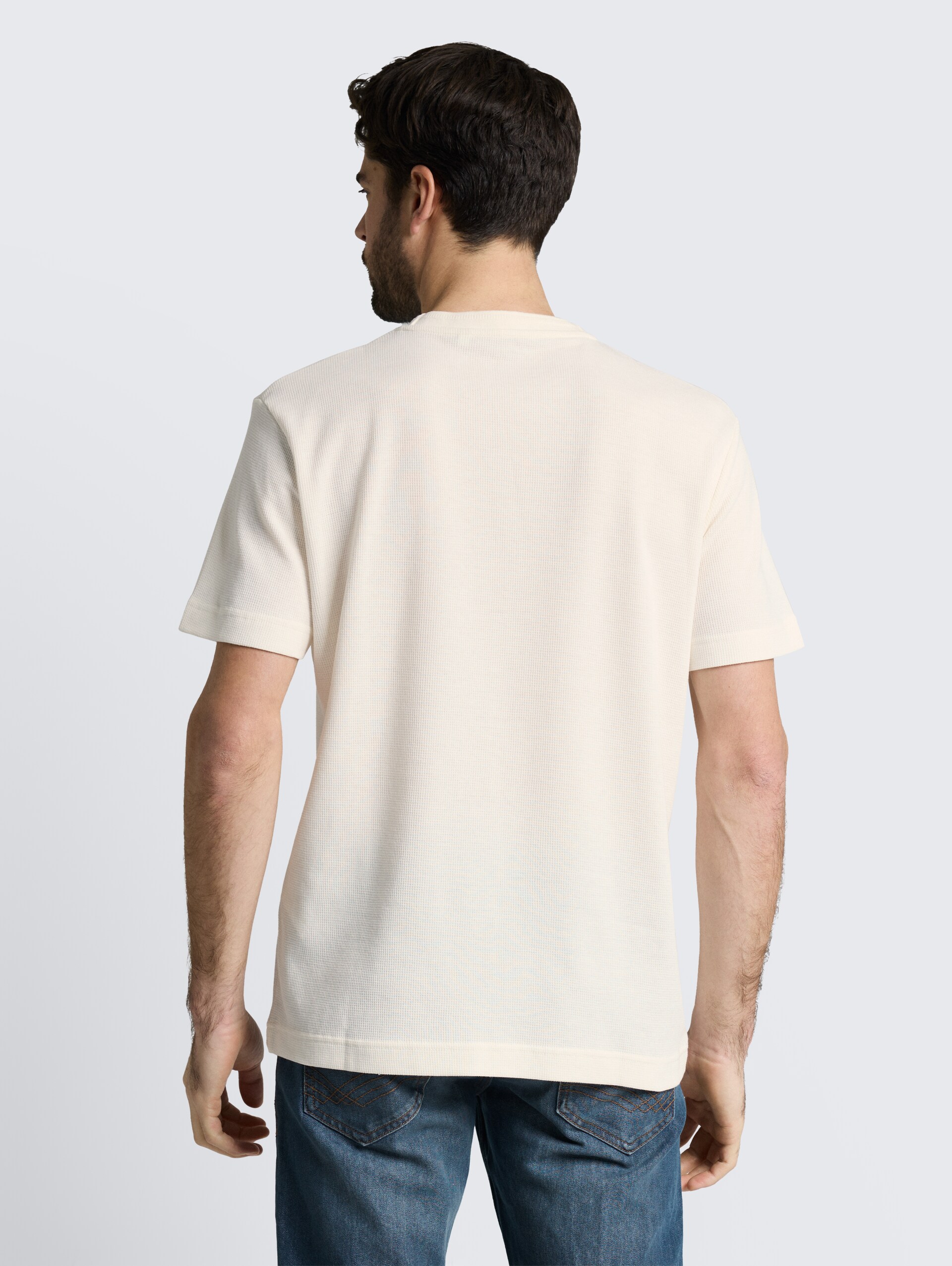 T-Shirt mit Waffelstruktur - Gardenia White - Auschnitt Model-Rückansicht