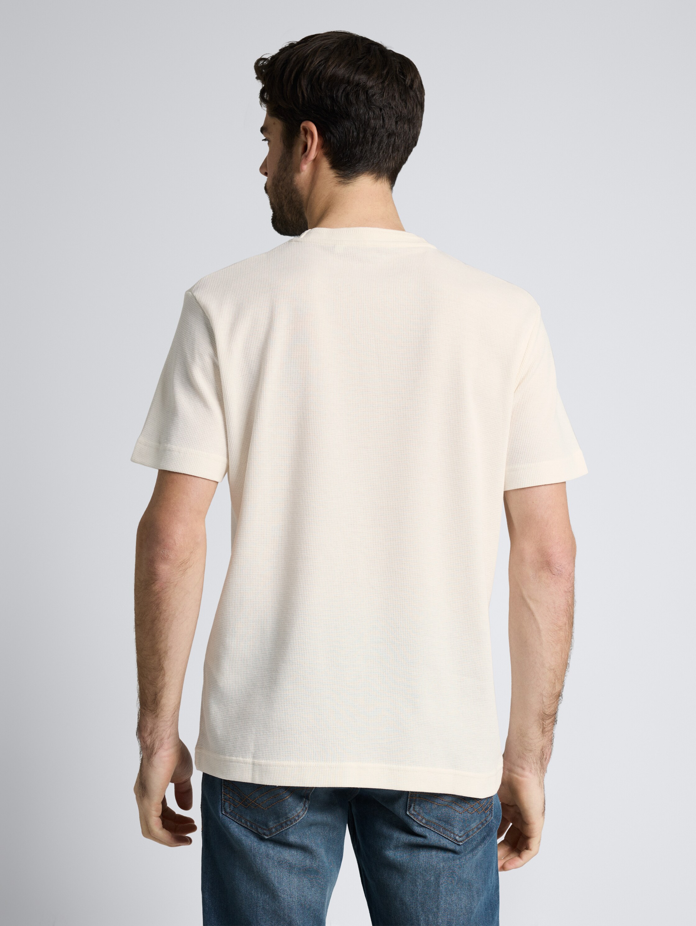 T-Shirt mit Waffelstruktur - Gardenia White - Auschnitt Model-Rückansicht