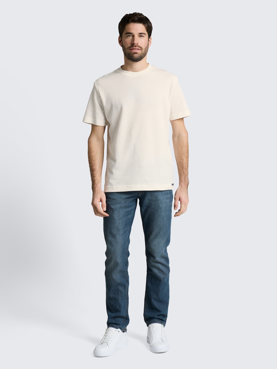 T-Shirt mit Waffelstruktur - Gardenia White - Model-Vorderansicht