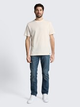 T-Shirt mit Waffelstruktur - Gardenia White - Model-Vorderansicht