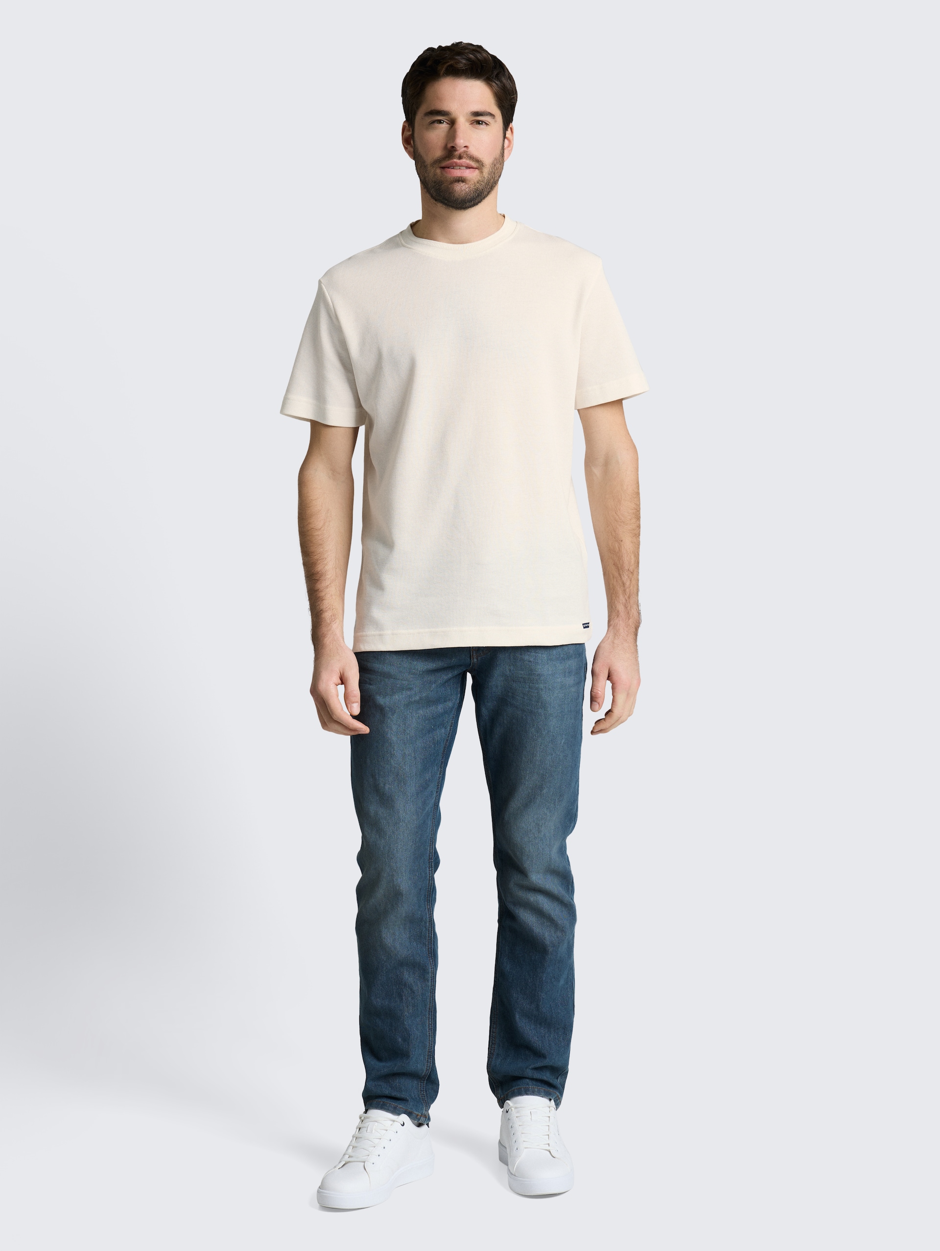 T-Shirt mit Waffelstruktur - Gardenia White - Model-Vorderansicht