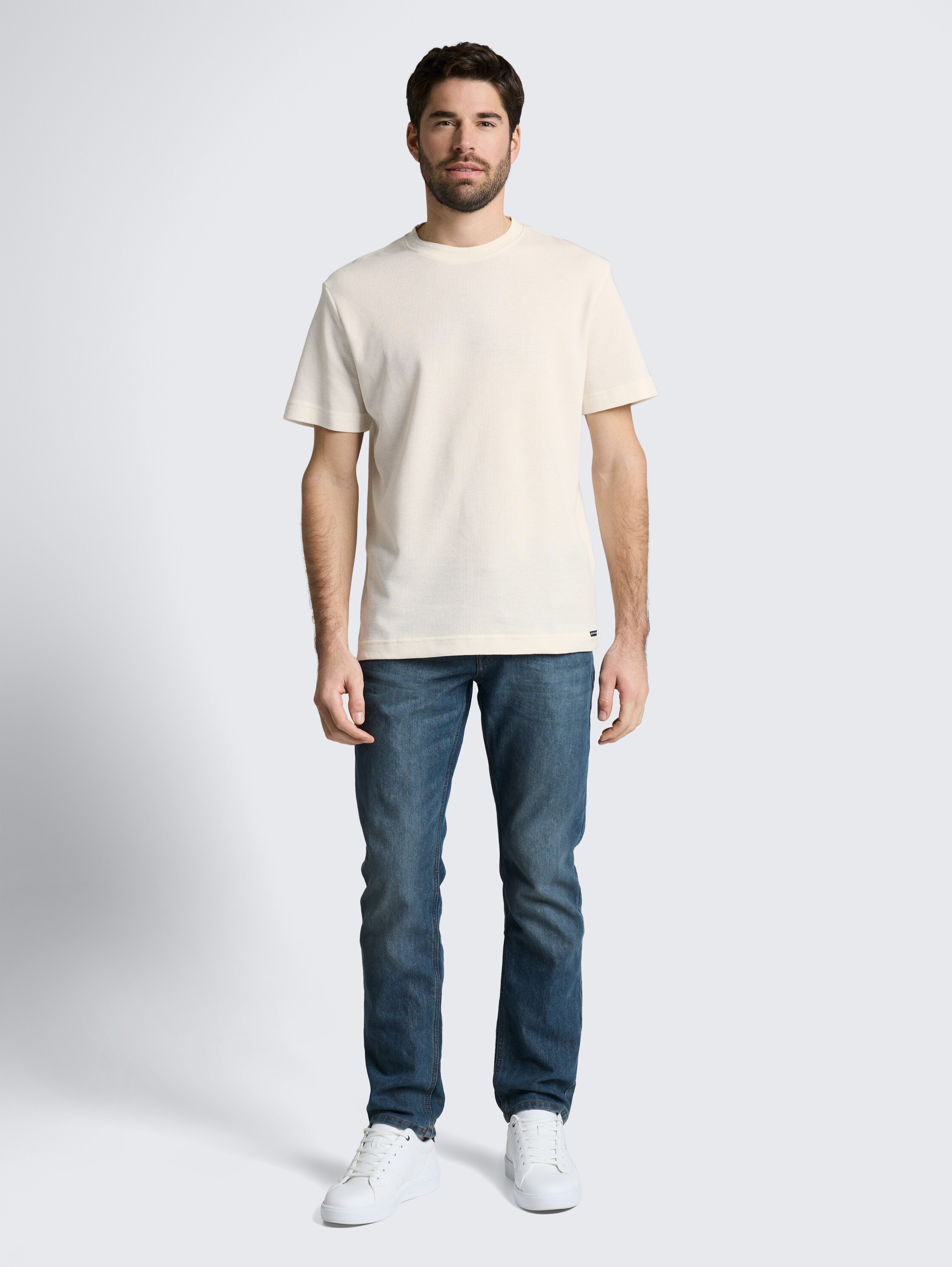 T-Shirt mit Waffelstruktur - Gardenia White - Model-Vorderansicht