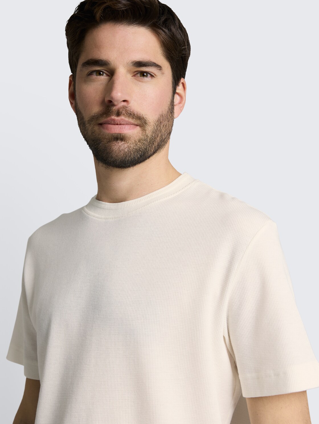 T-Shirt mit Waffelstruktur - Gardenia White - Detail-Model-Ansicht