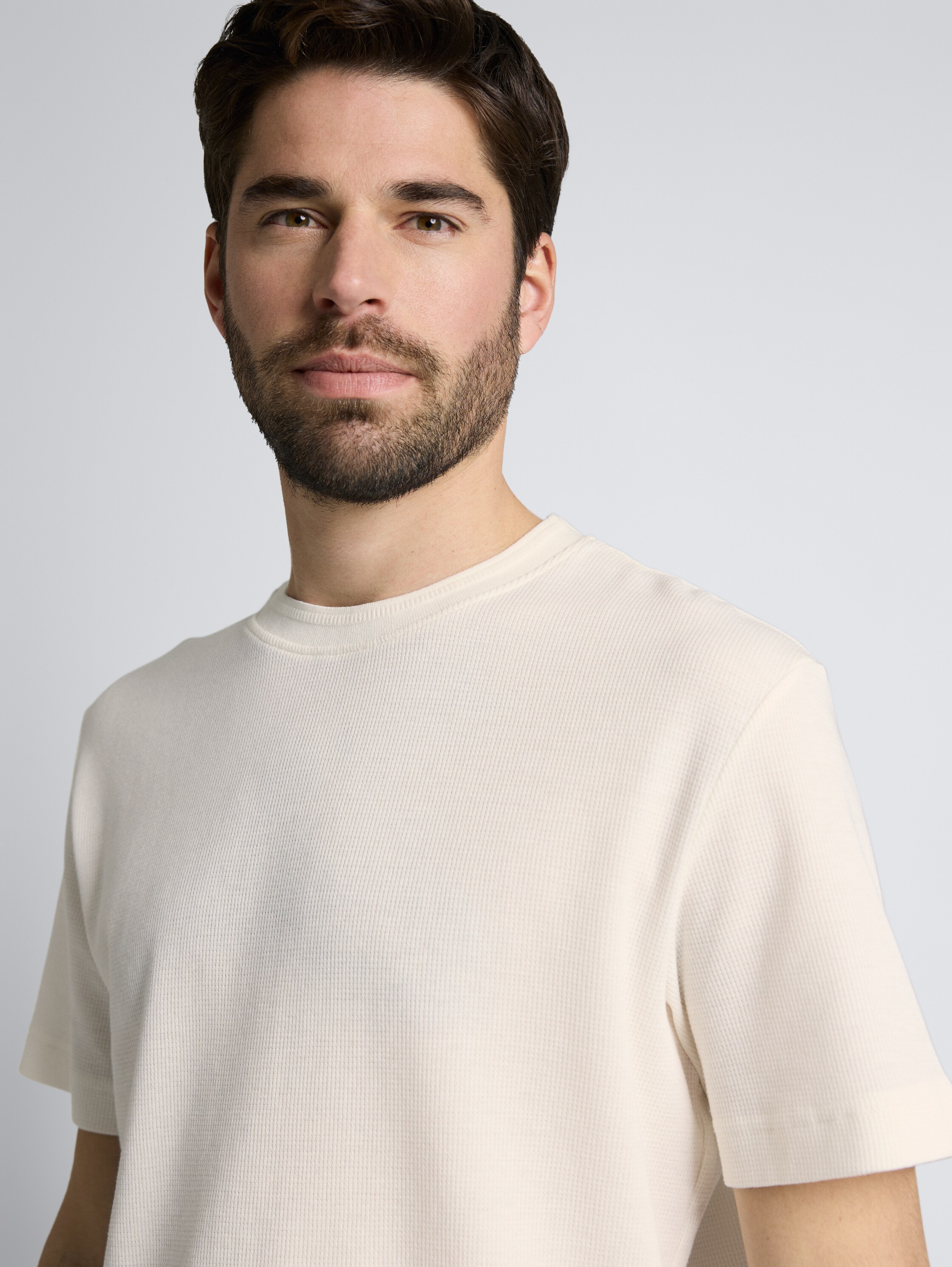 T-Shirt mit Waffelstruktur - Gardenia White - Detail-Model-Ansicht