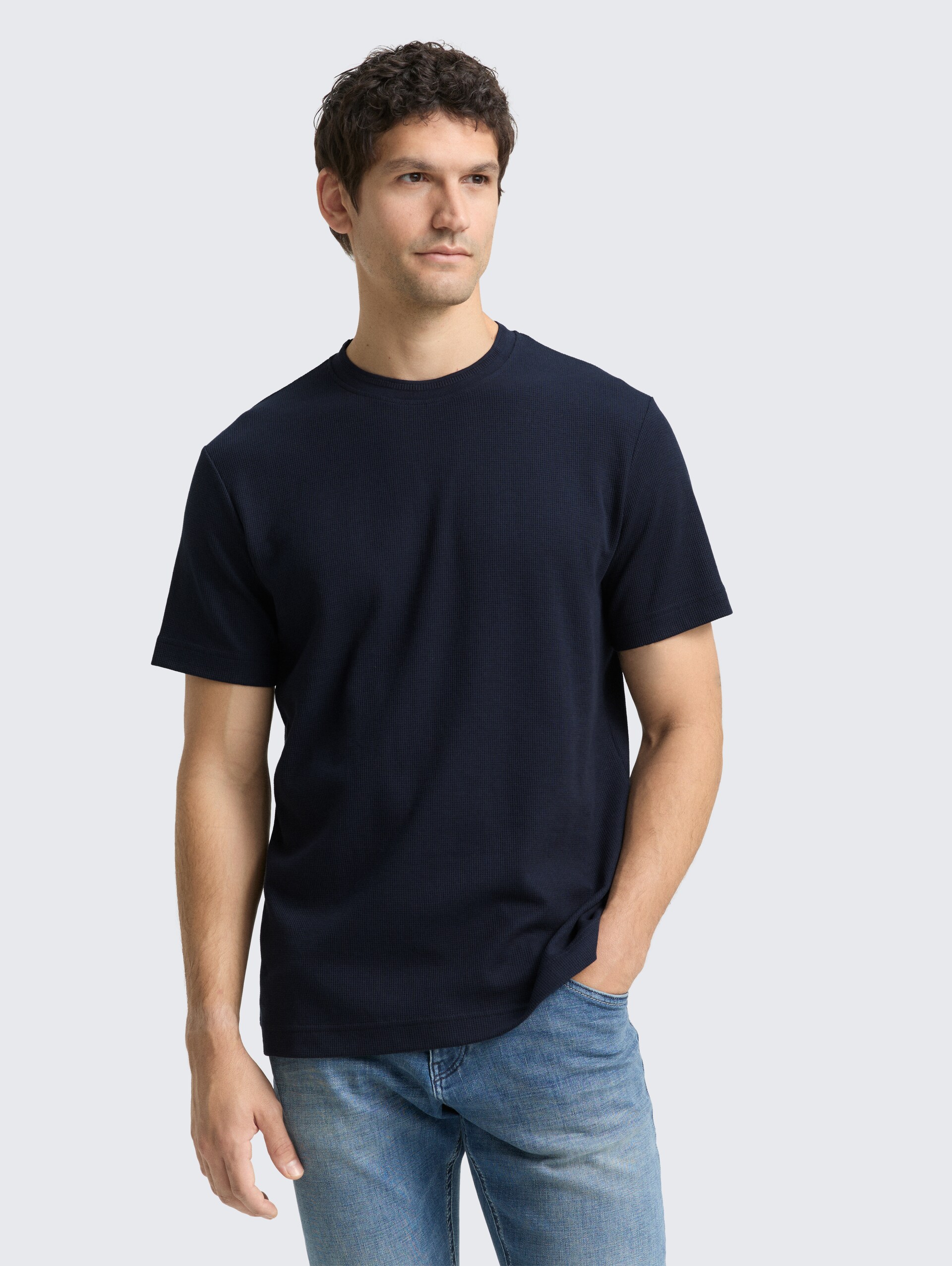 T-Shirt mit Waffelstruktur - sky captain blue - Ausschnitt Model-Vorderansicht