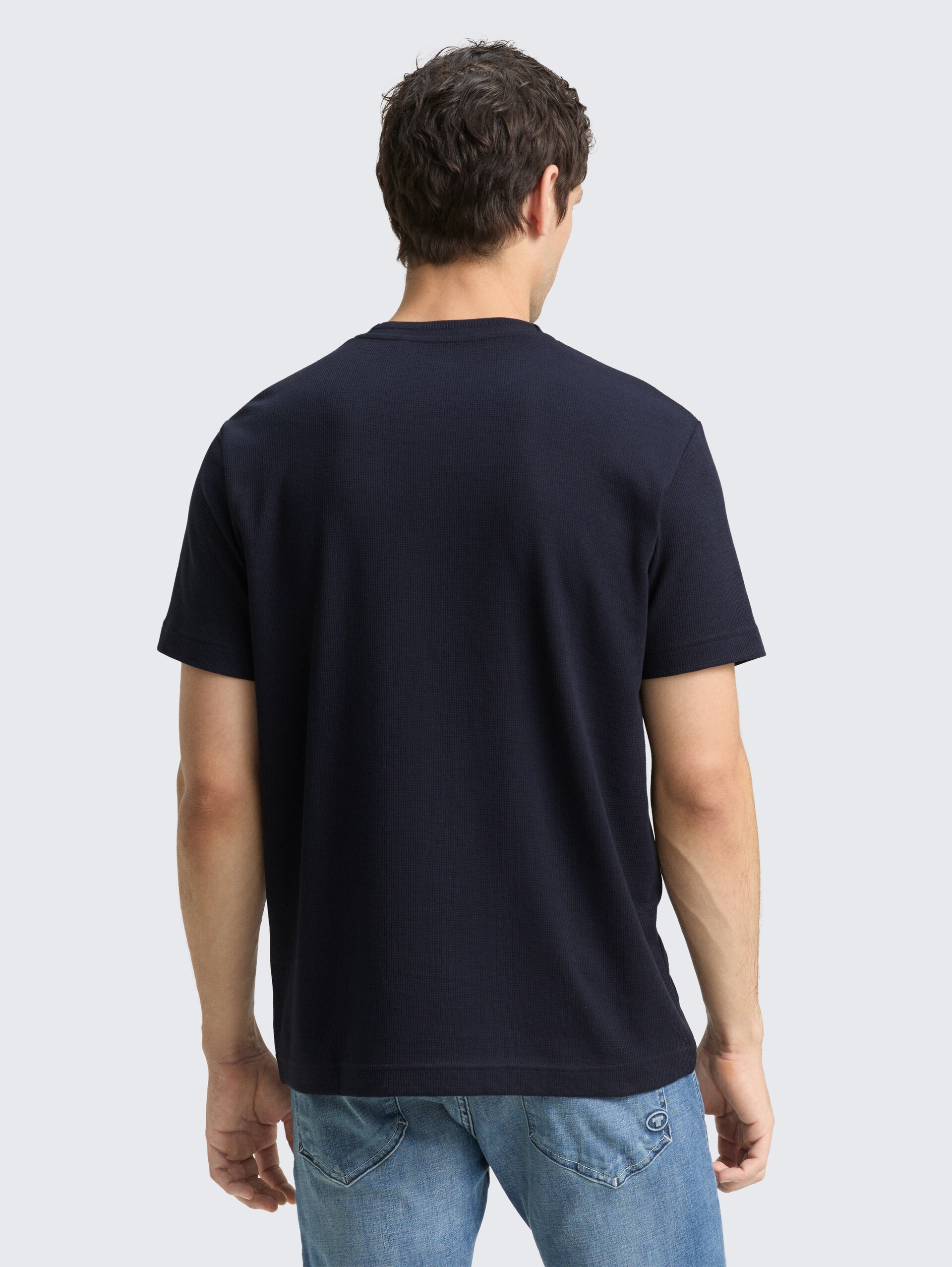 T-Shirt mit Waffelstruktur - sky captain blue - Auschnitt Model-Rückansicht