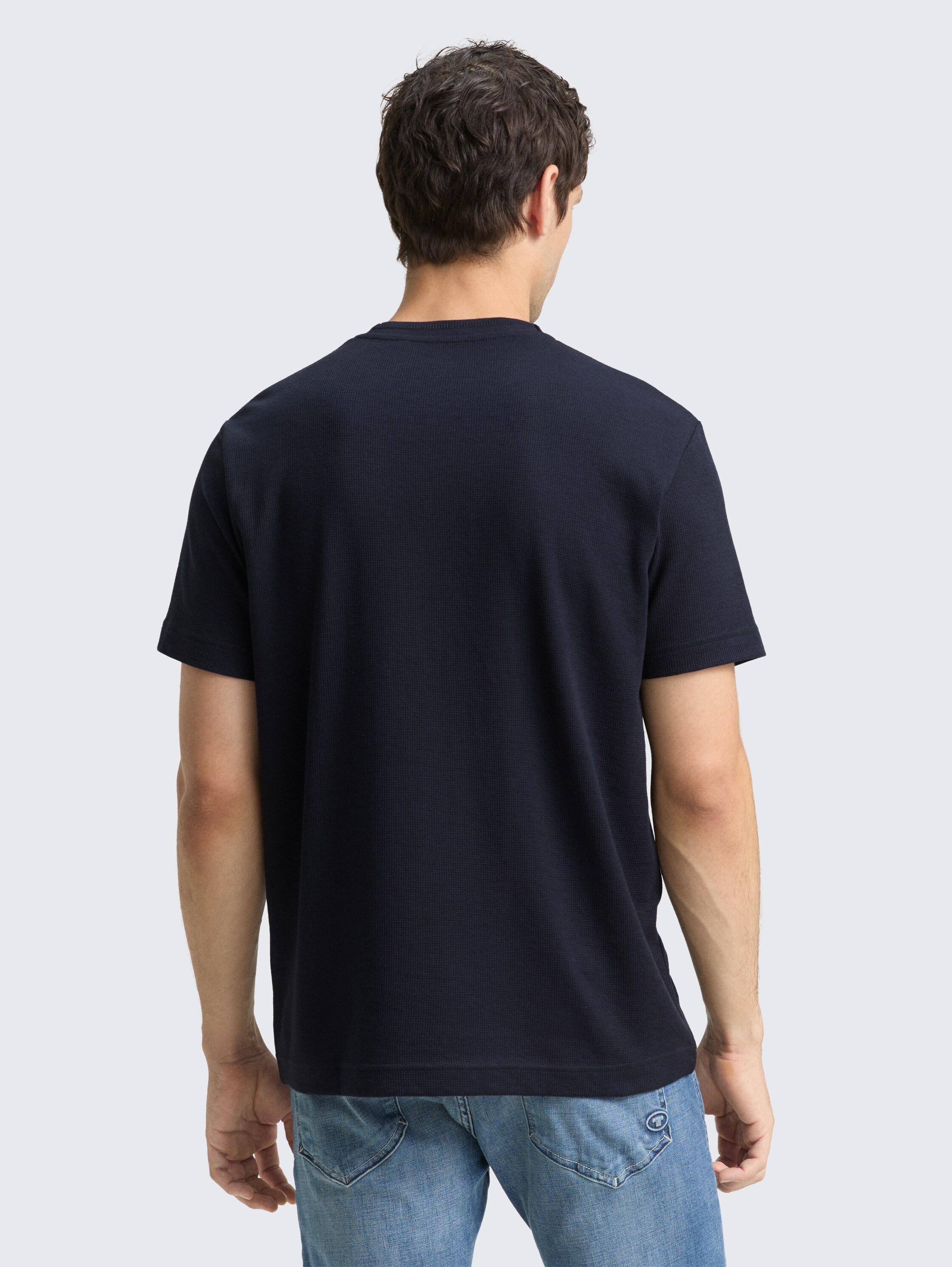 T-Shirt mit Waffelstruktur - sky captain blue - Auschnitt Model-Rückansicht