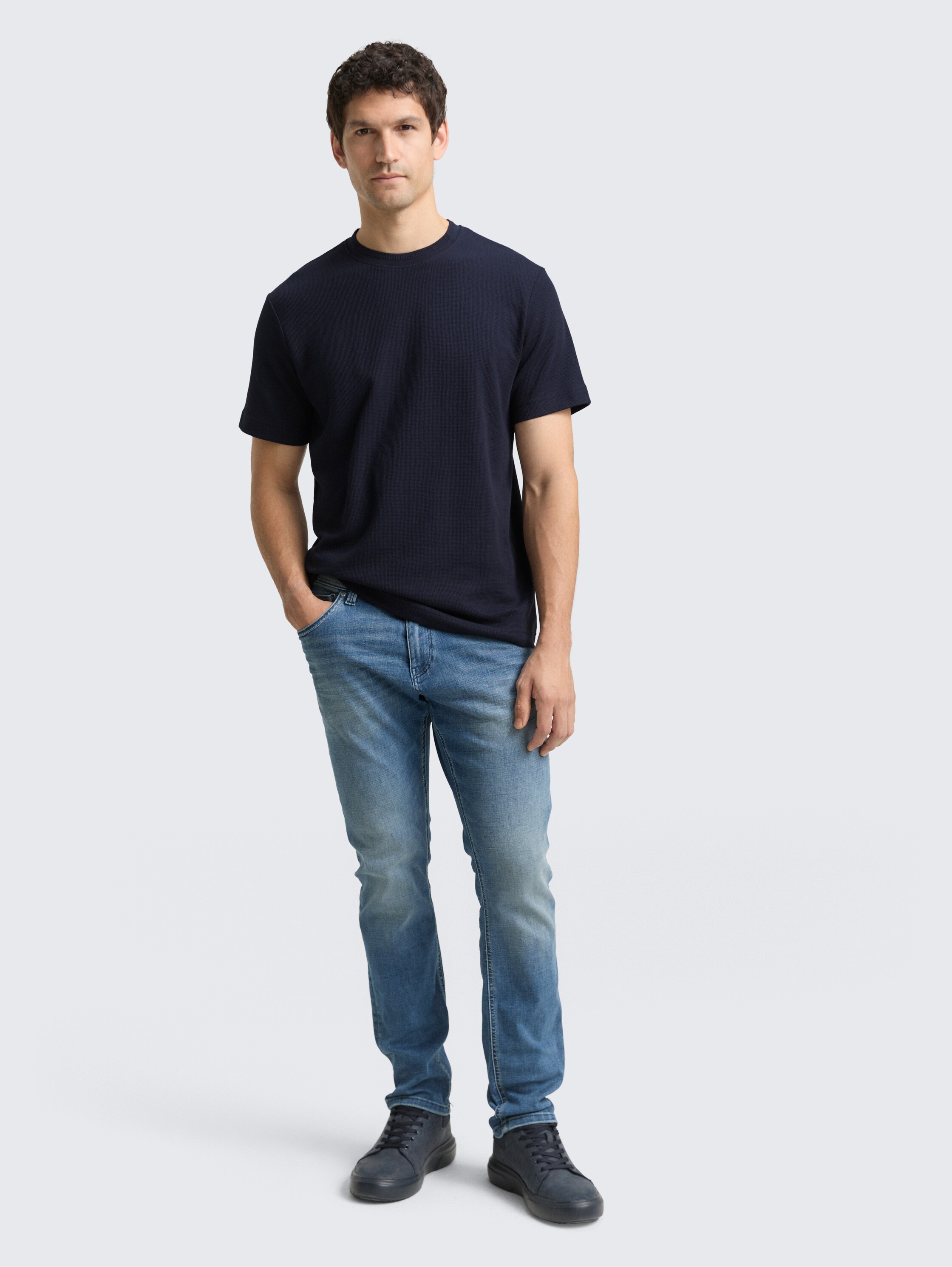 T-Shirt mit Waffelstruktur - sky captain blue - Model-Vorderansicht