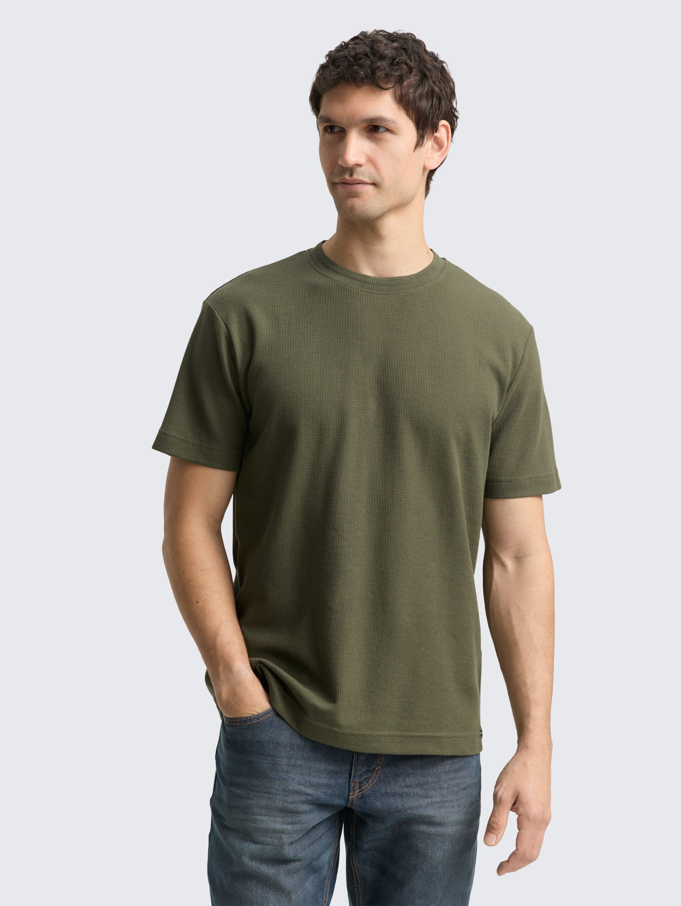 T-shirt with waffle texture - Deep Forest Green - Neckline model front view