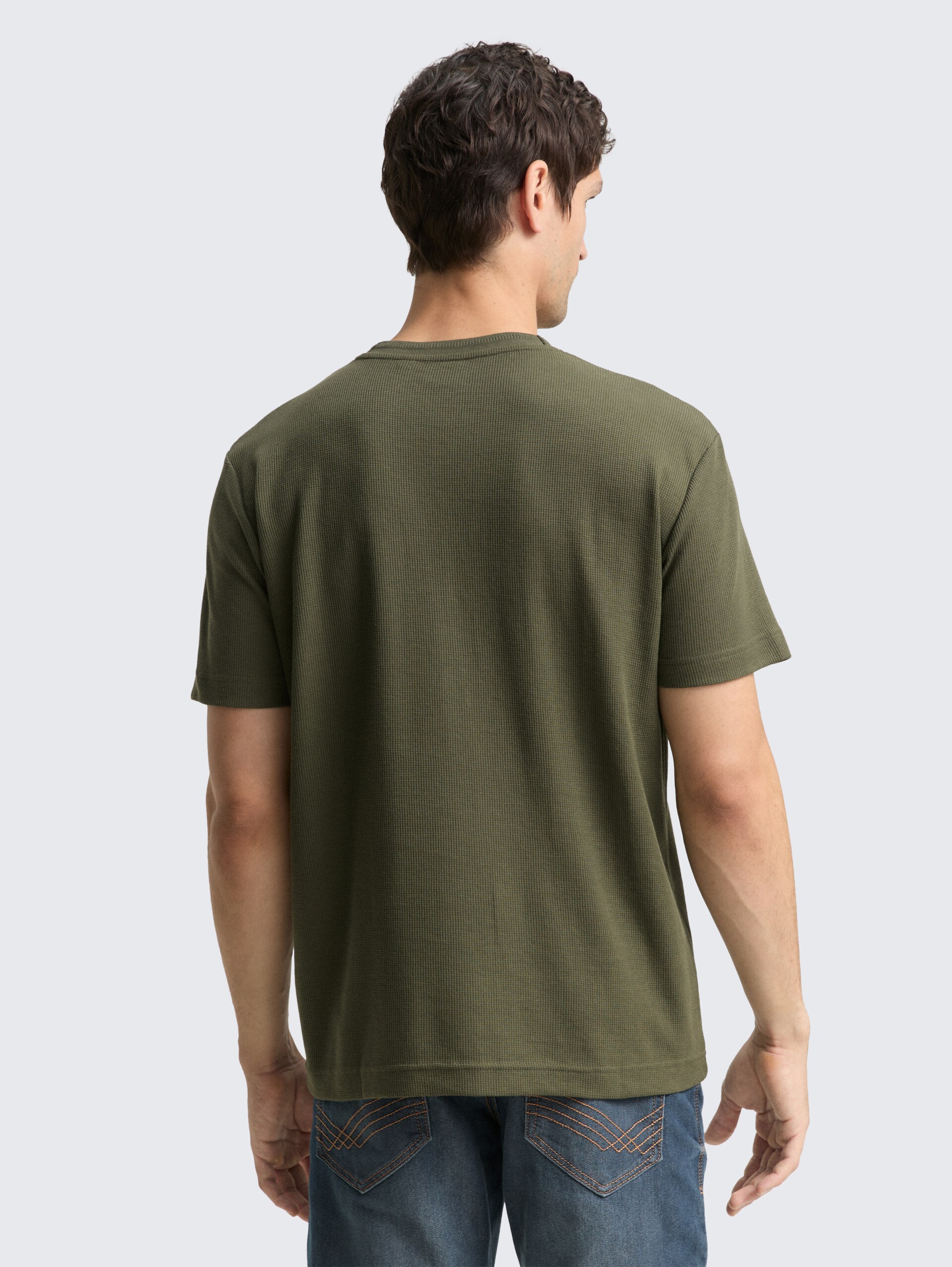 T-Shirt mit Waffelstruktur - Deep Forest Green - Auschnitt Model-Rückansicht