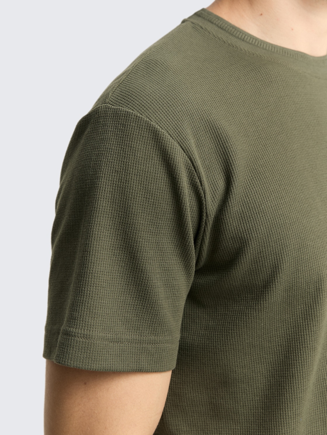T-Shirt mit Waffelstruktur - Deep Forest Green - Detail-Model-Ansicht