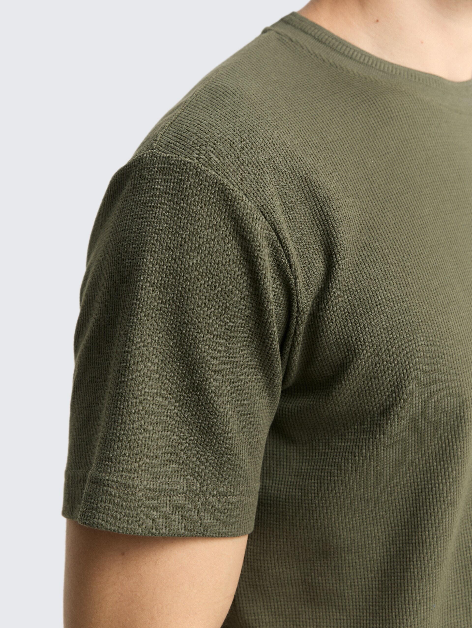T-Shirt mit Waffelstruktur - Deep Forest Green - Detail-Model-Ansicht