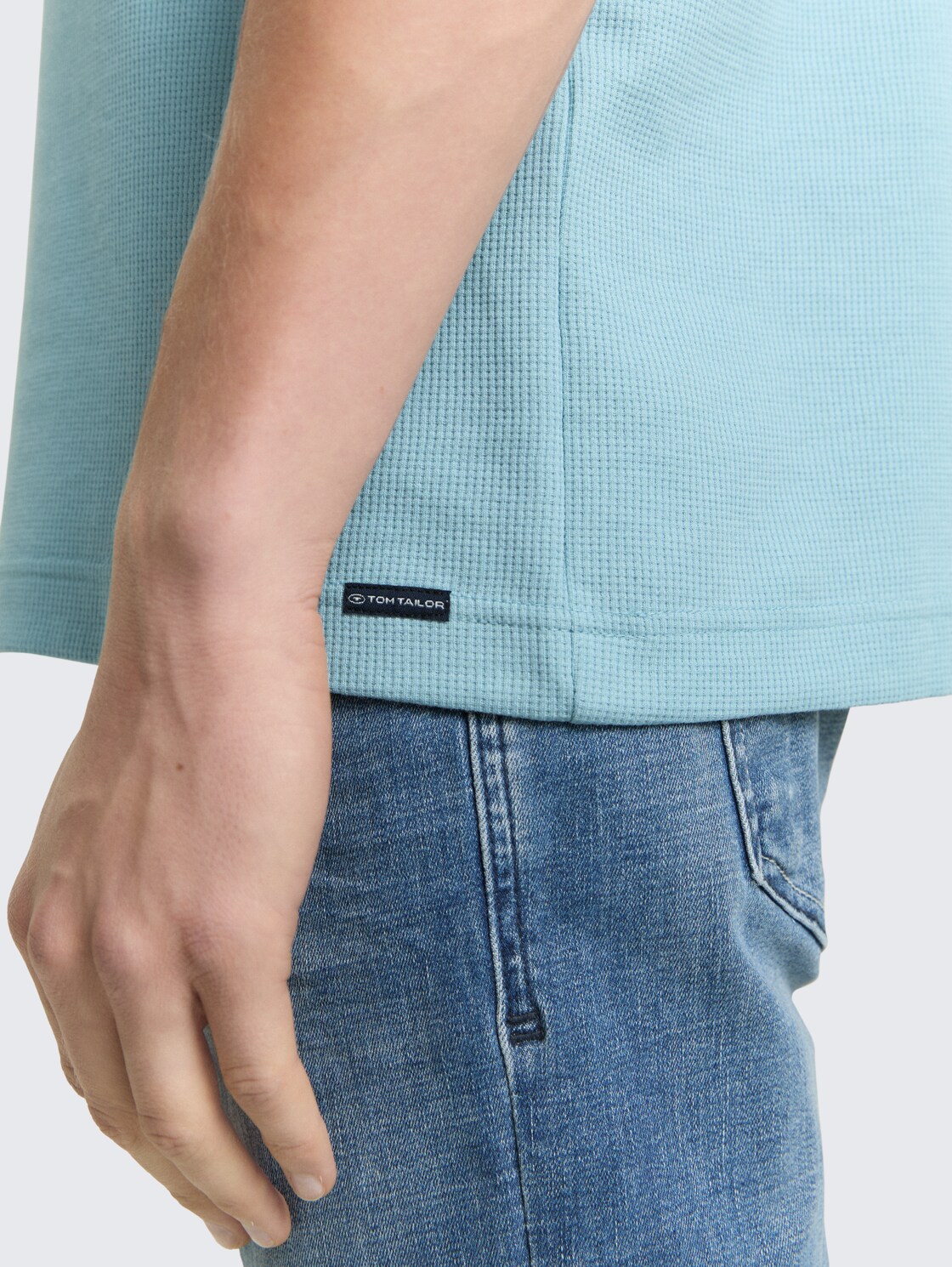 T-Shirt mit Waffelstruktur - tourmaline - Detail-Model-Ansicht