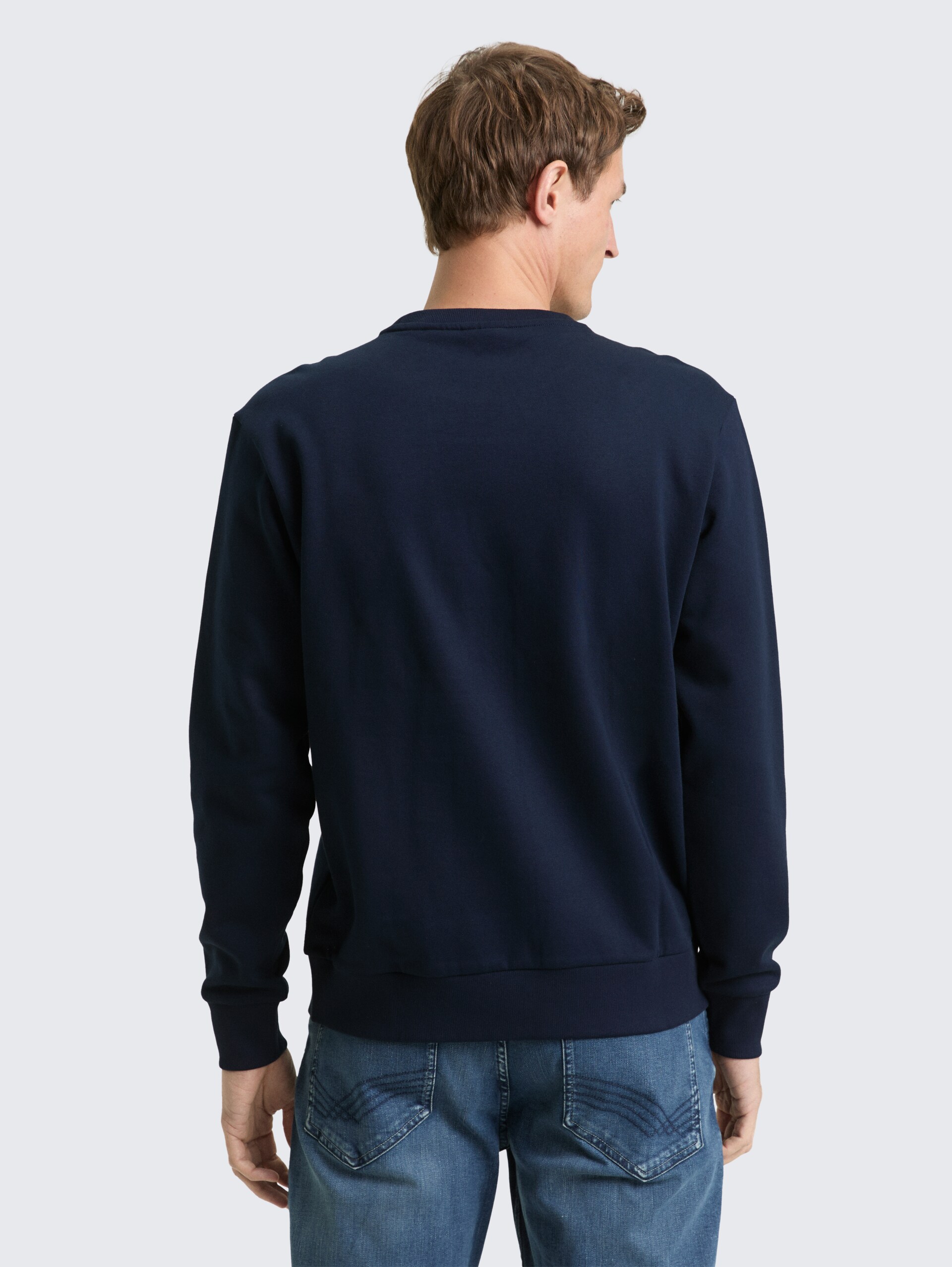 Sweatshirt mit Rundhalsausschnitt - sky captain blue - Auschnitt Model-Rückansicht