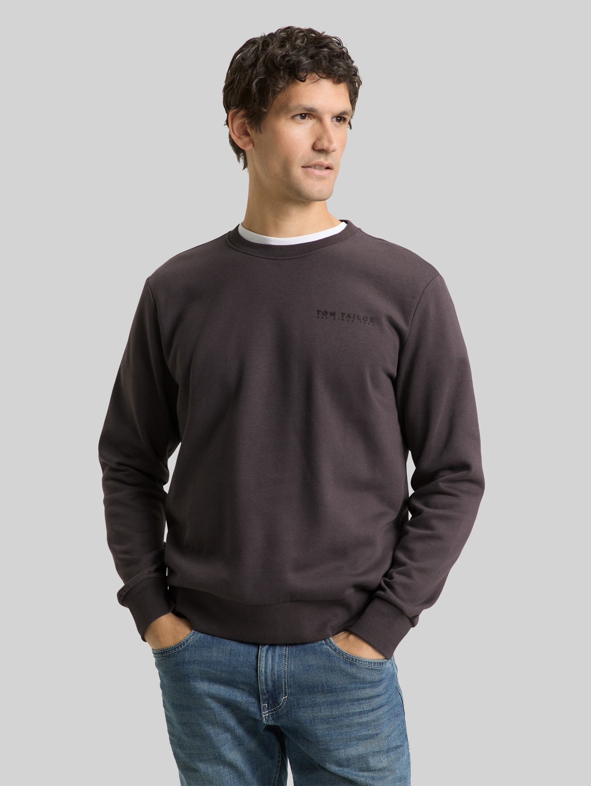 Sweatshirt with round neck - Tarmac Grey - Neckline model front view