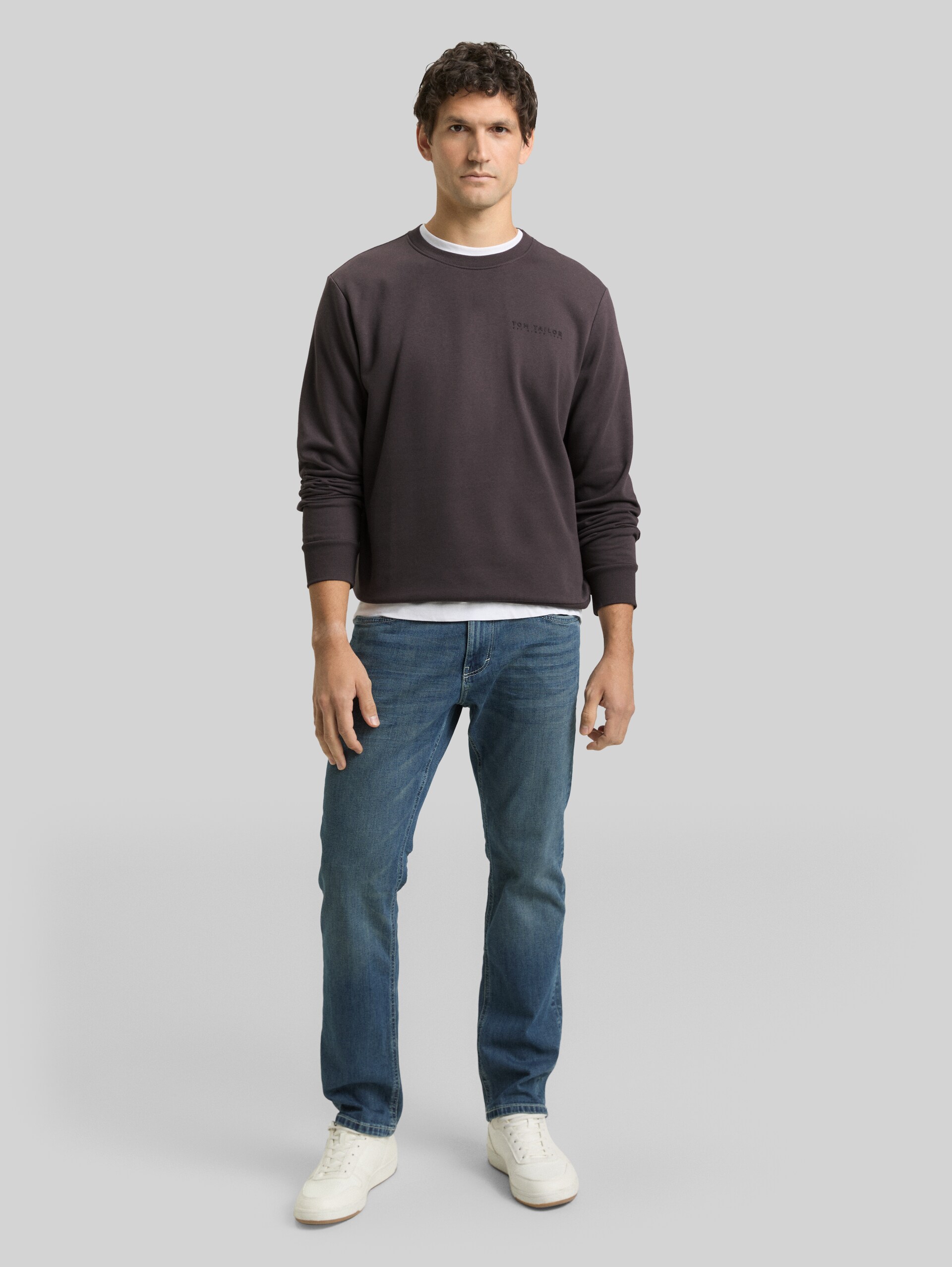Sweatshirt with round neck - Tarmac Grey - Model front view