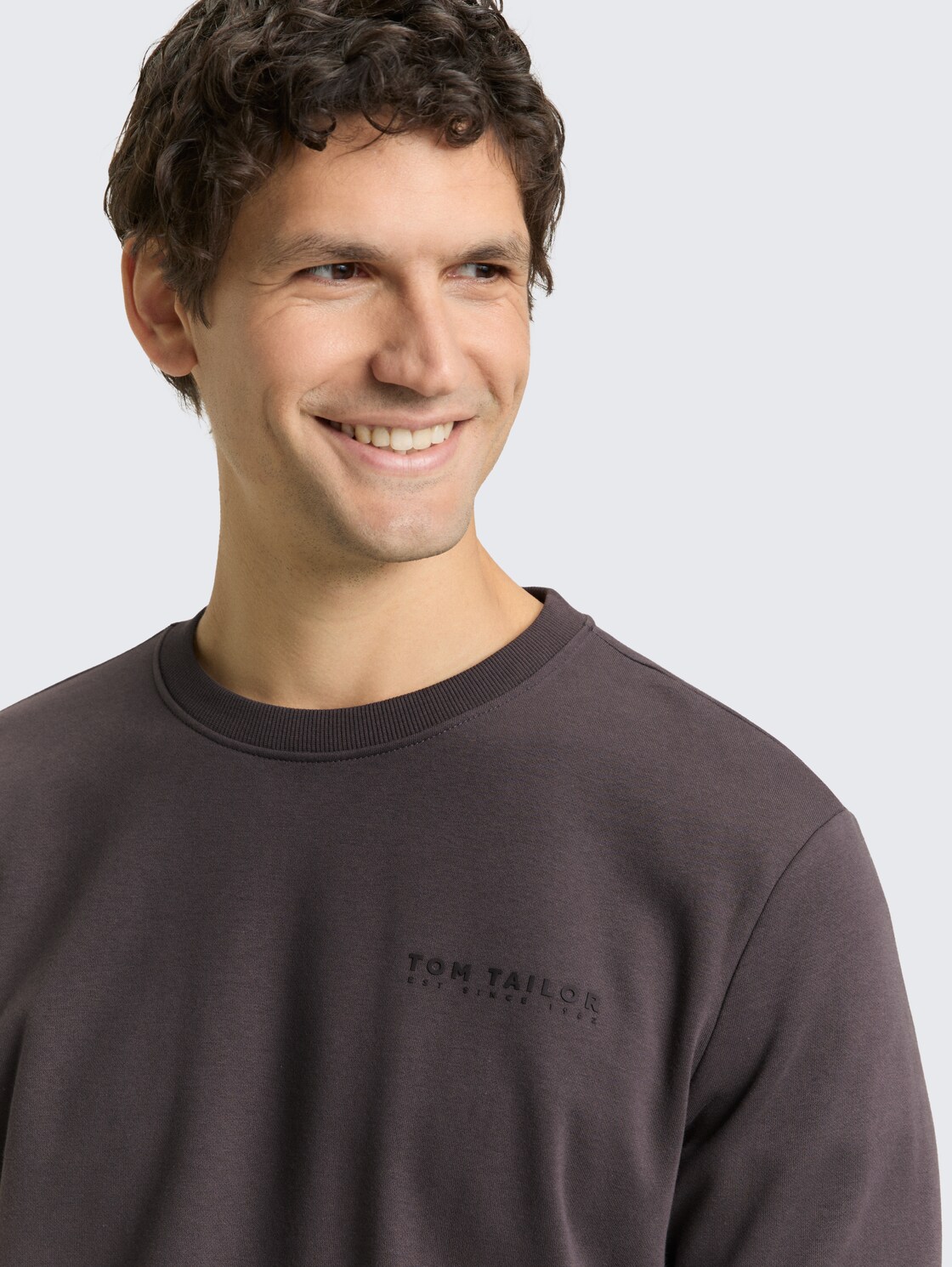 Sweatshirt mit Rundhalsausschnitt - Tarmac Grey - Detail-Model-Ansicht