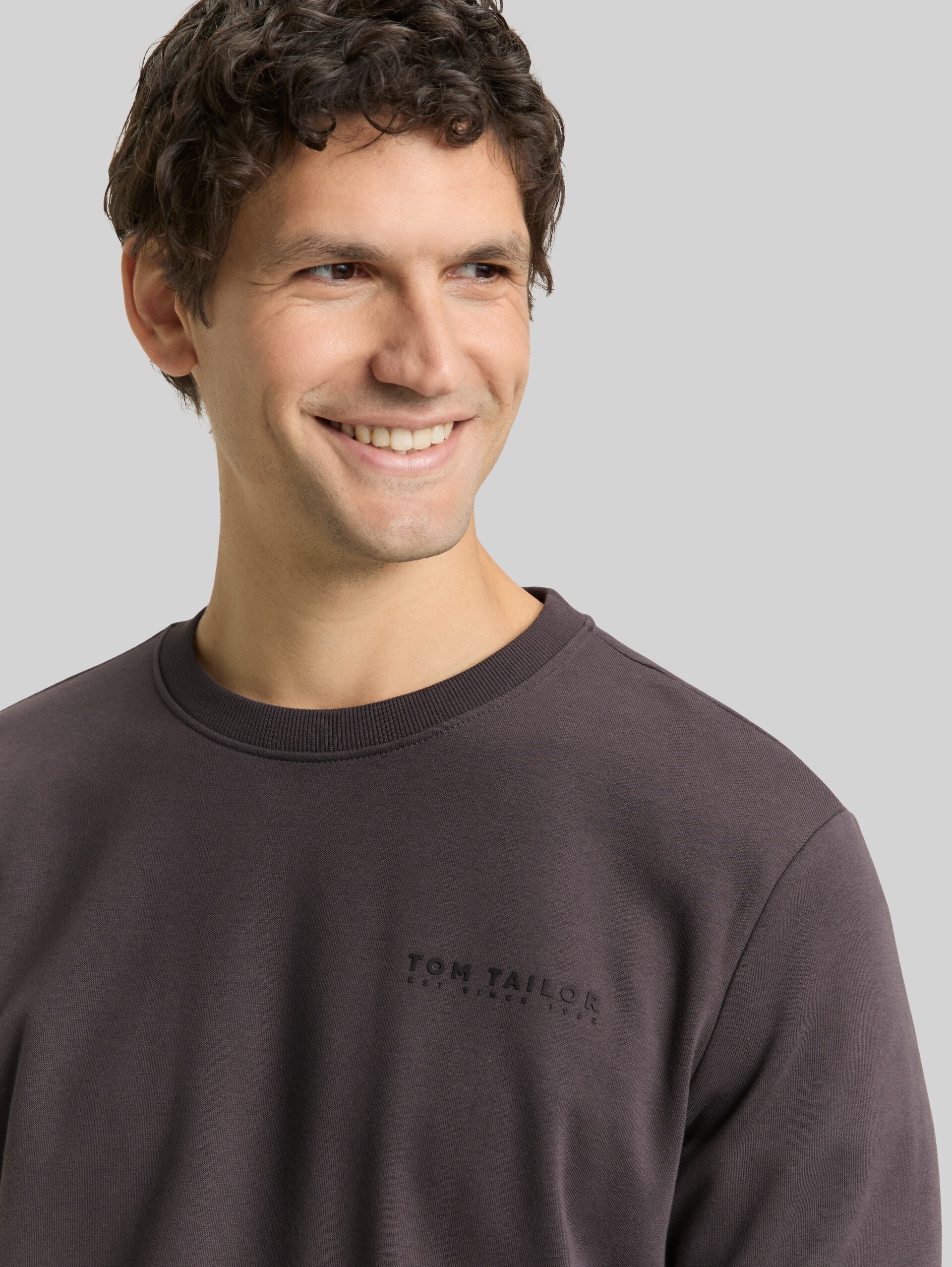 Sweatshirt with round neck - Tarmac Grey - Detail model view