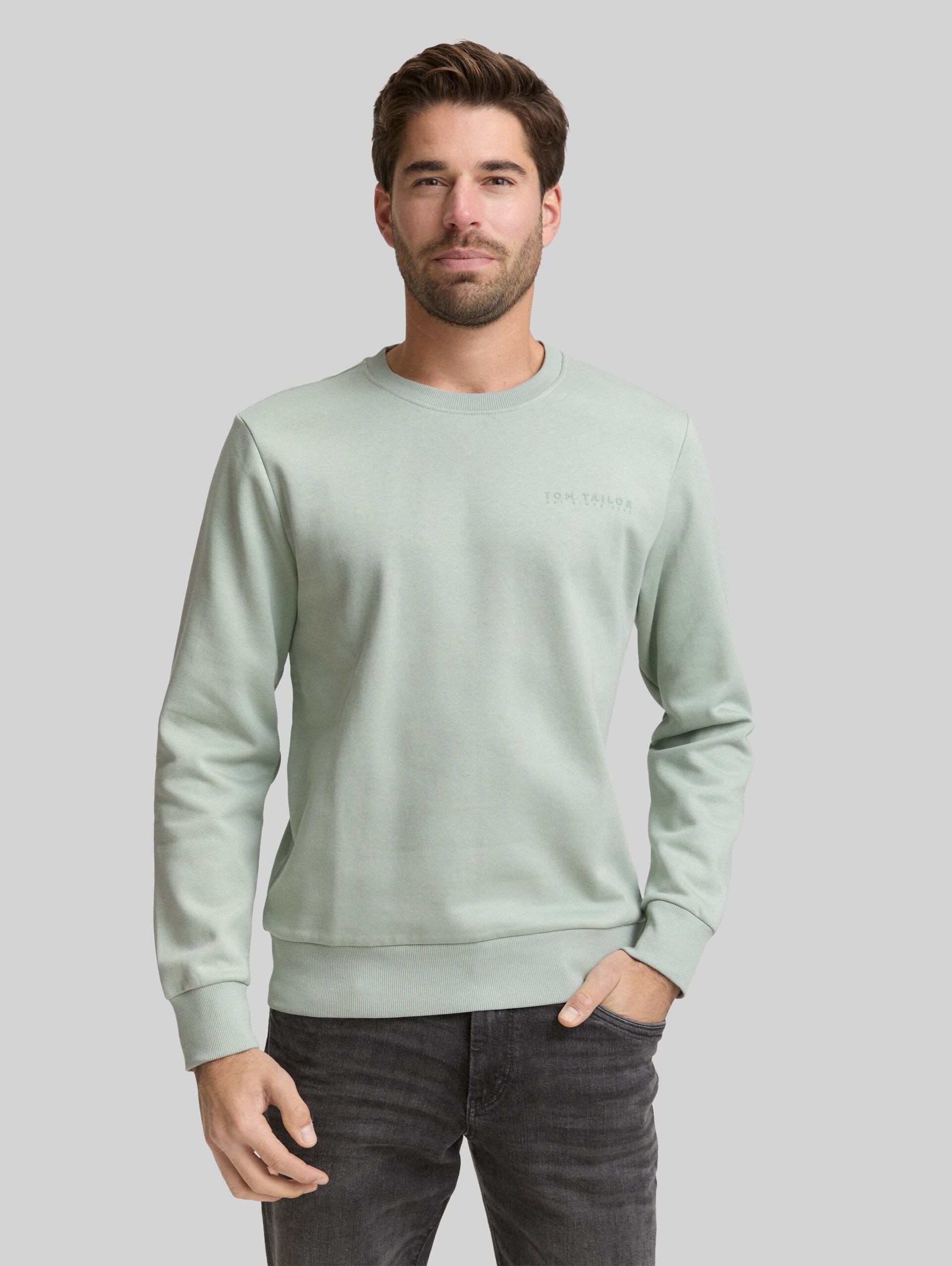 Sweatshirt with round neck - soft greyish green - Neckline model front view
