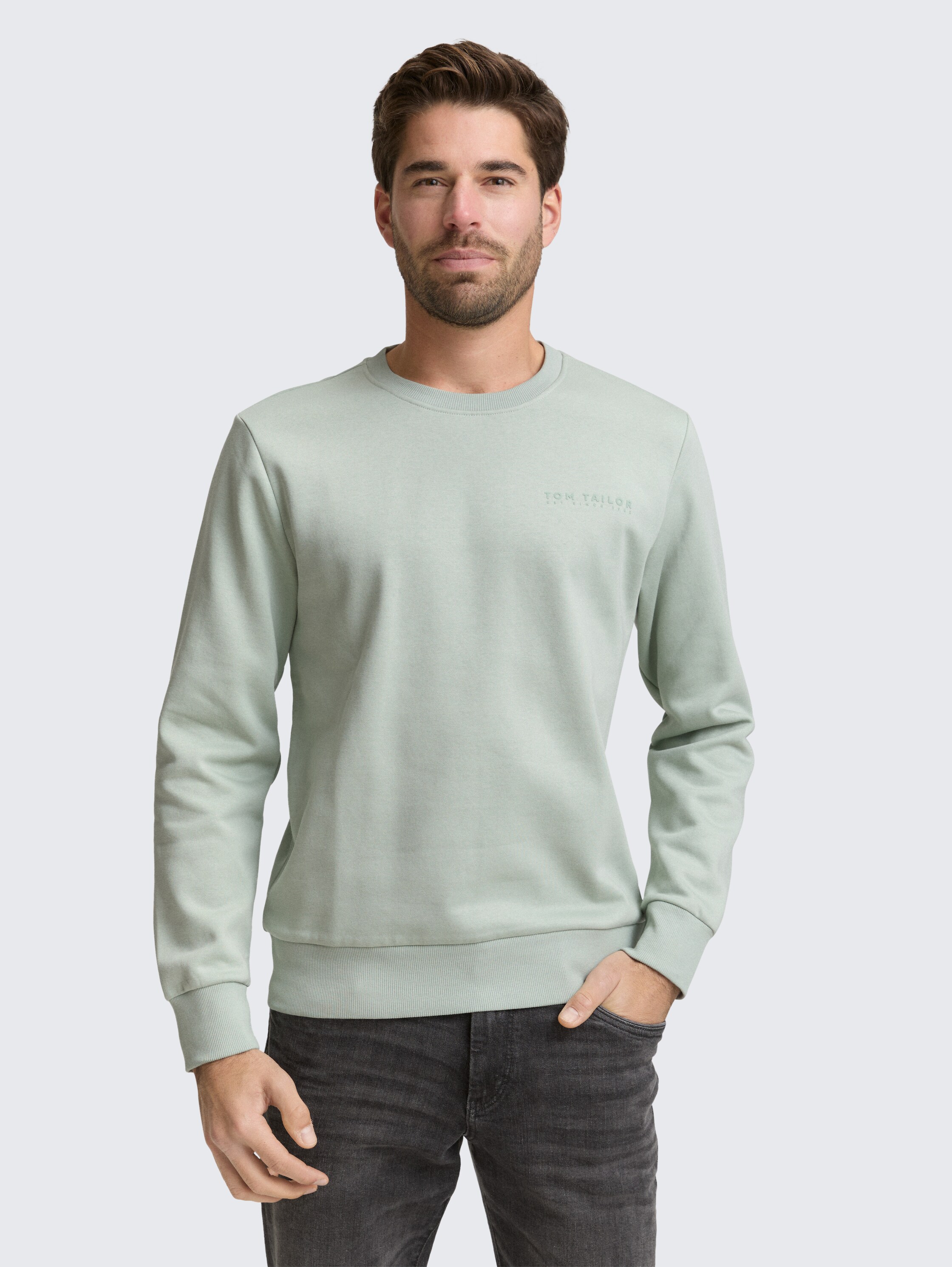 Sweatshirt mit Rundhalsausschnitt - soft greyish green - Ausschnitt Model-Vorderansicht