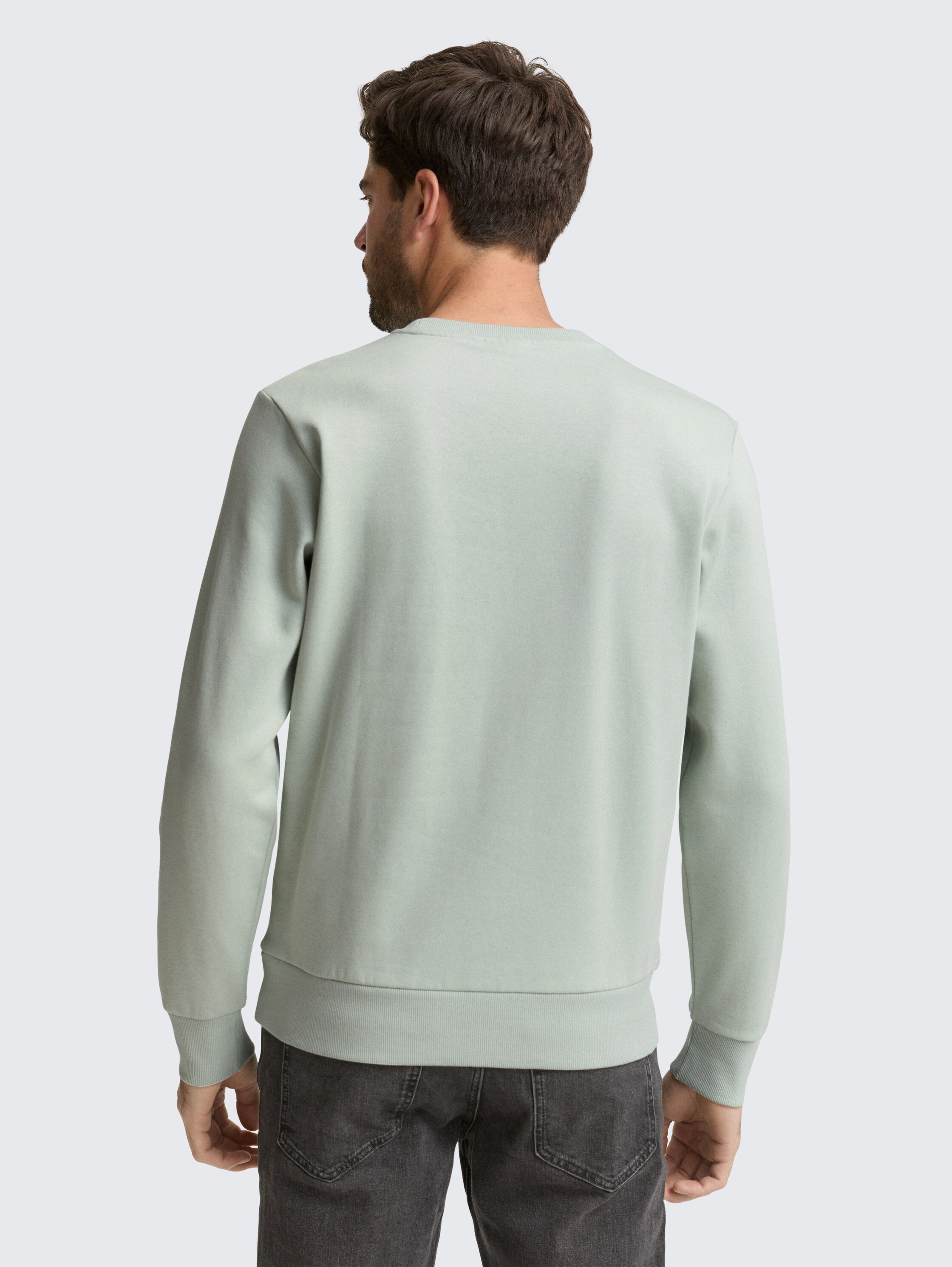 Sweatshirt mit Rundhalsausschnitt - soft greyish green - Auschnitt Model-Rückansicht