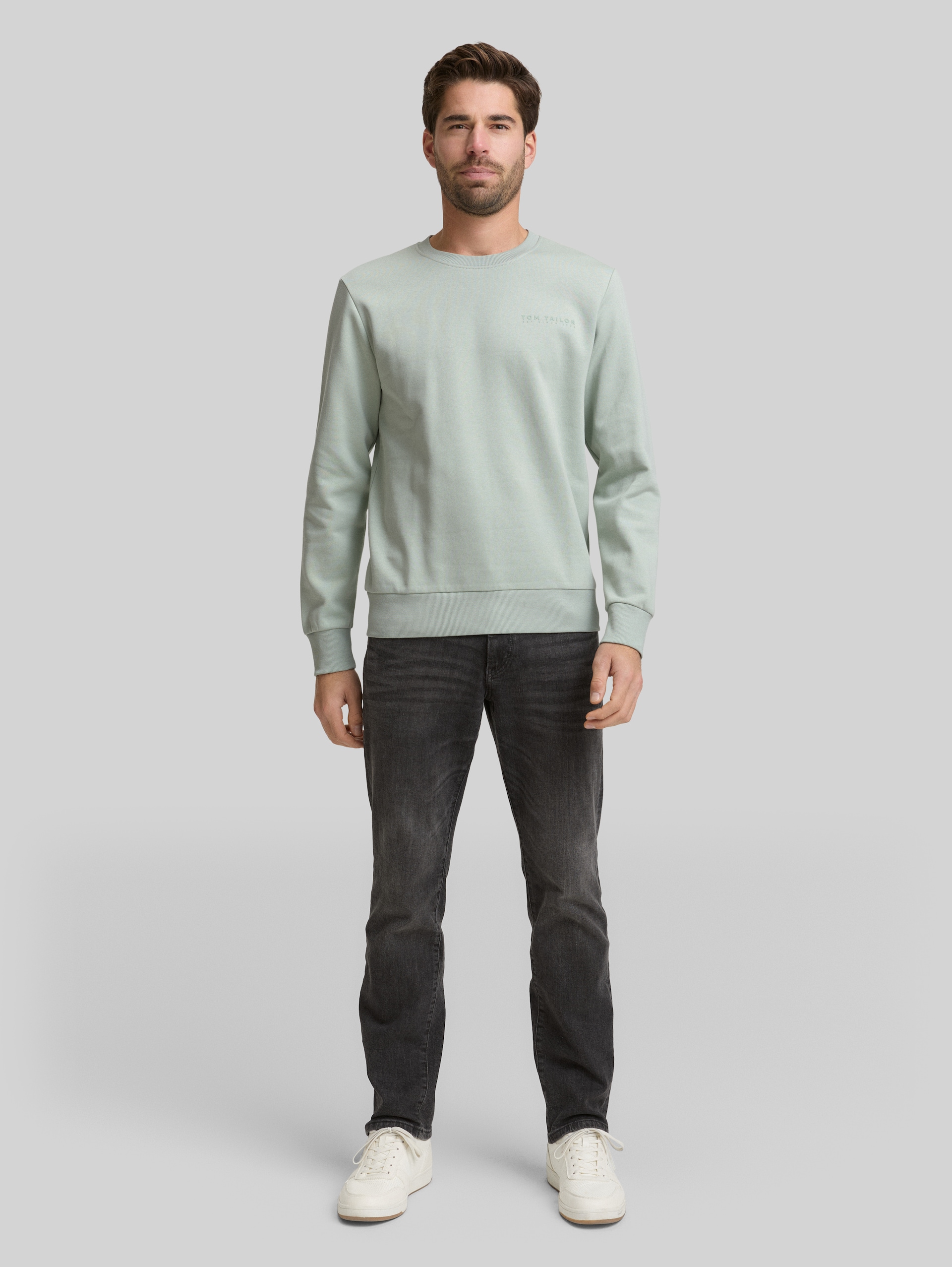 Sweatshirt with round neck - soft greyish green - Model front view