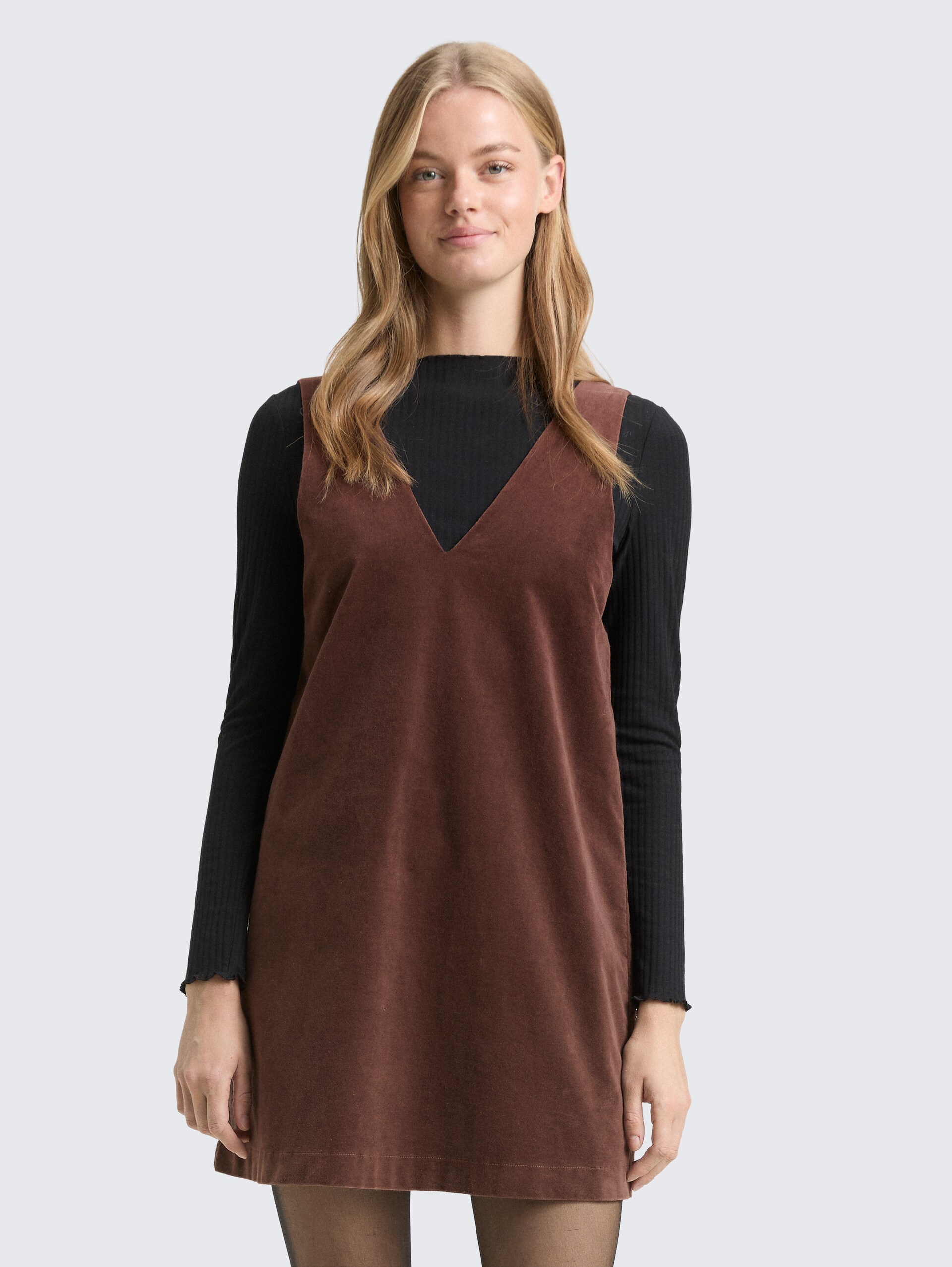 Mini-Kleid aus Samt - soft chocolate brown - Model-Vorderansicht