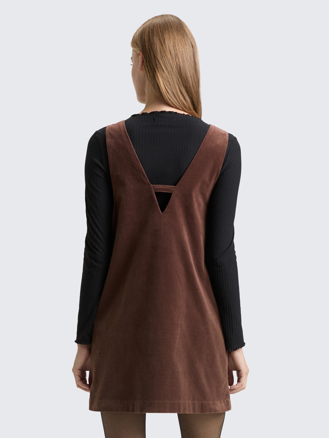 Mini-Kleid aus Samt - soft chocolate brown - Model-Rückansicht