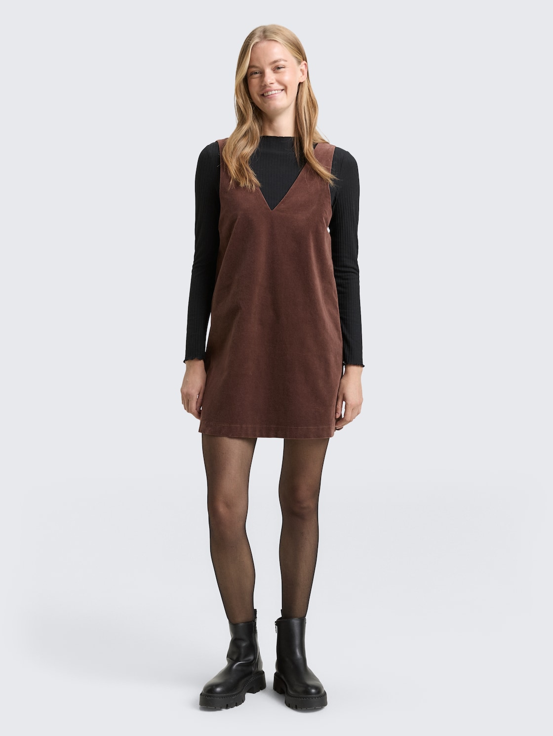Mini-Kleid aus Samt - soft chocolate brown - seitliche Model-Ansicht