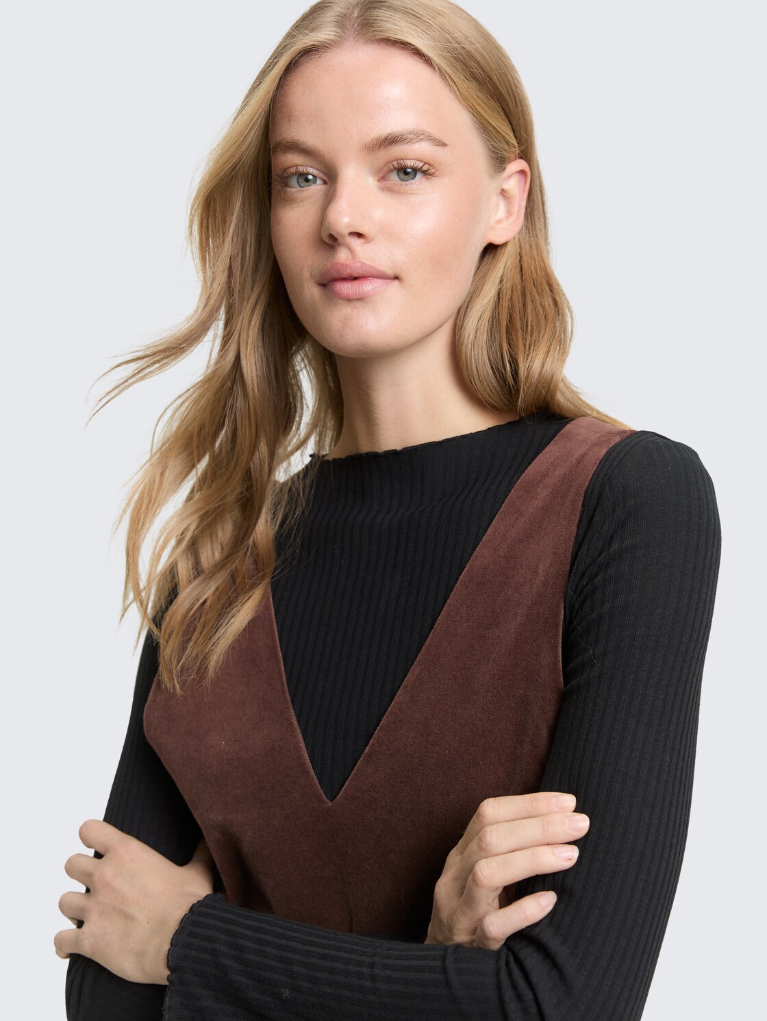 Mini-Kleid aus Samt - soft chocolate brown - Detail-Model-Ansicht