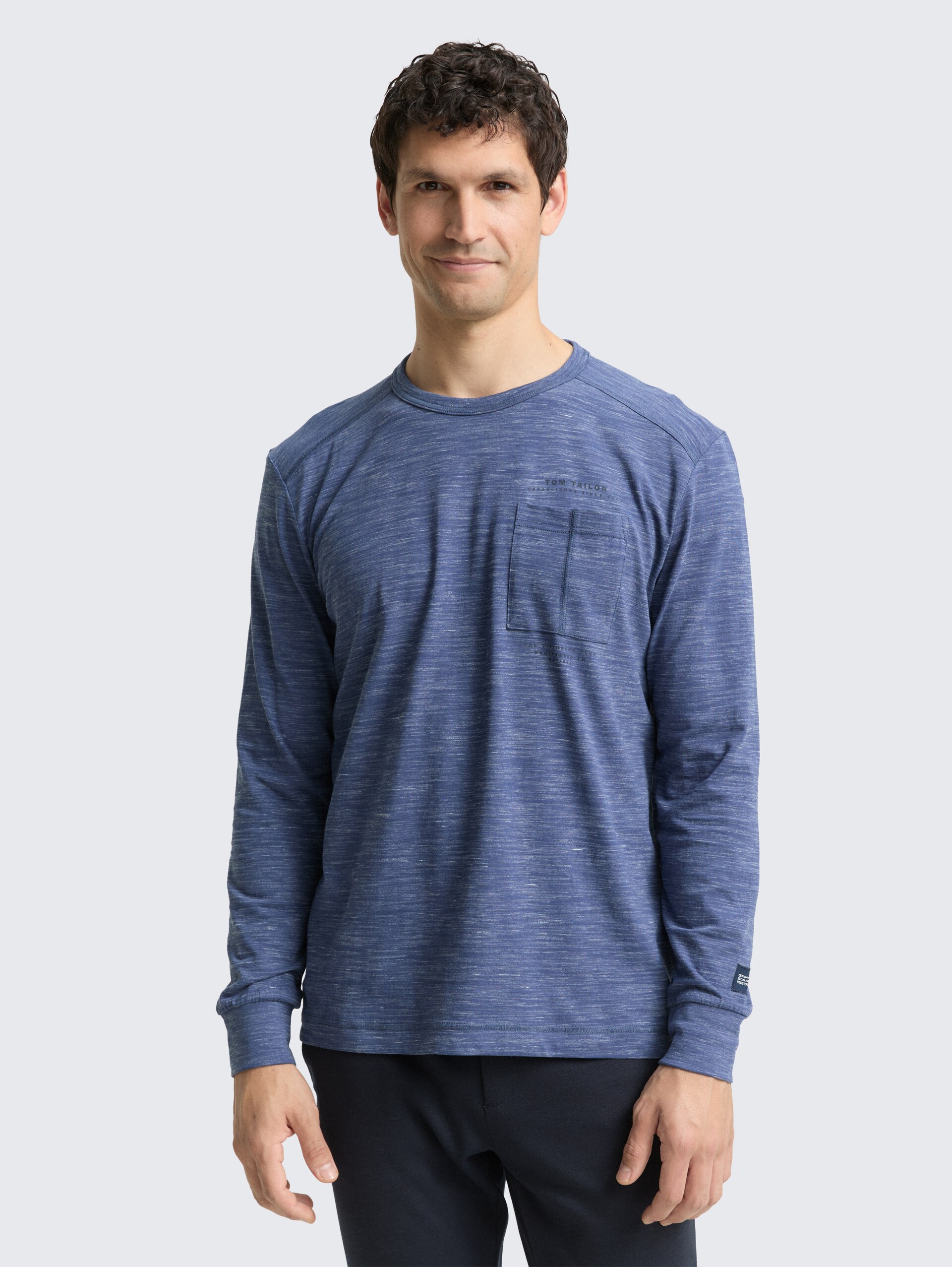 Langarmshirt mit Brusttasche - ocean blue injected - Ausschnitt Model-Vorderansicht