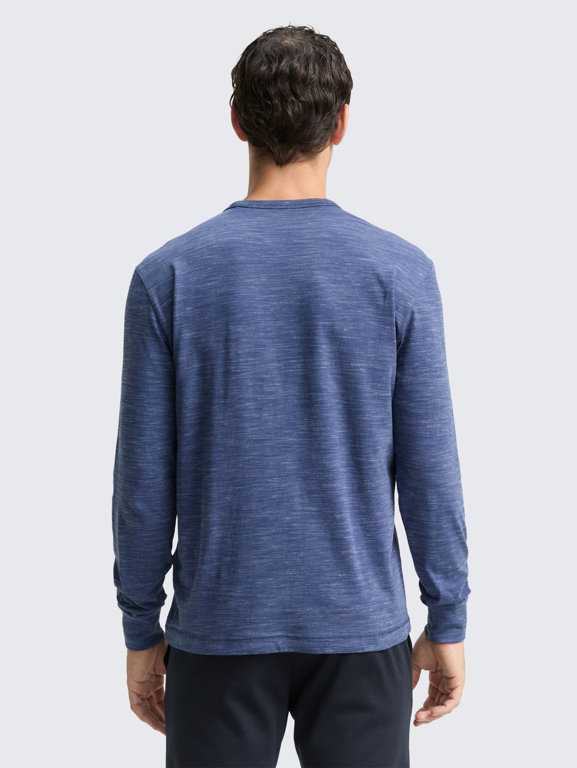 Langarmshirt mit Brusttasche - ocean blue injected - Auschnitt Model-Rückansicht