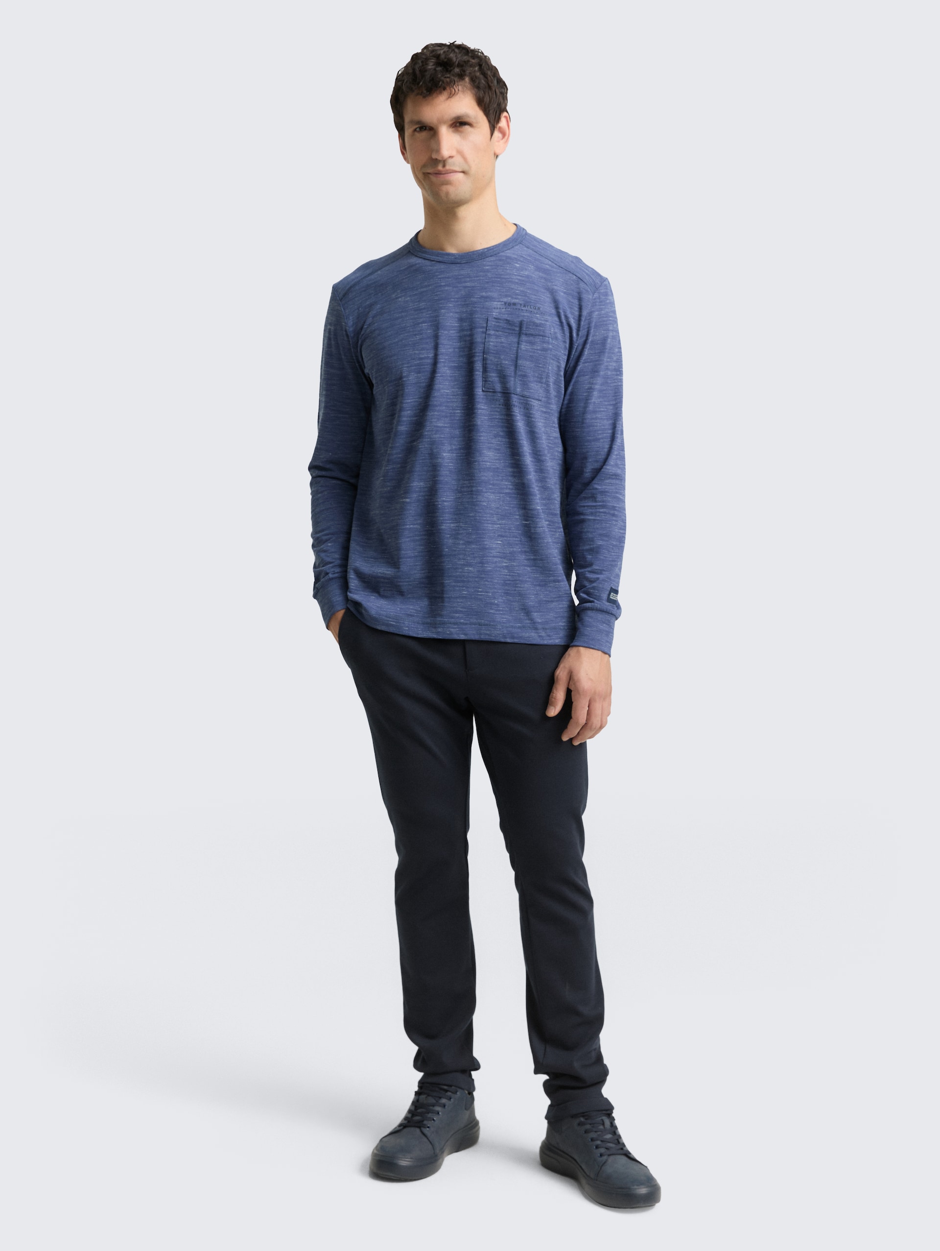 Langarmshirt mit Brusttasche - ocean blue injected - Model-Vorderansicht