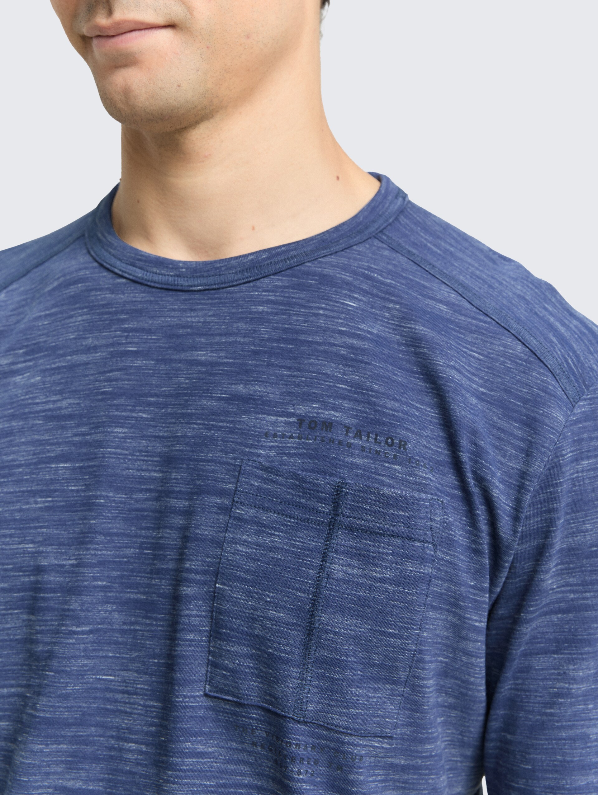 Langarmshirt mit Brusttasche - ocean blue injected - Detail-Model-Ansicht