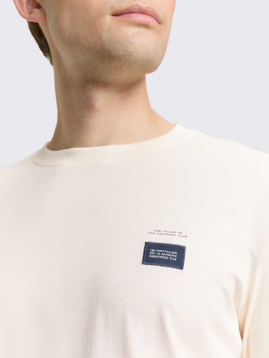 Langarmshirt aus Baumwolle - Gardenia White - Detail-Model-Ansicht