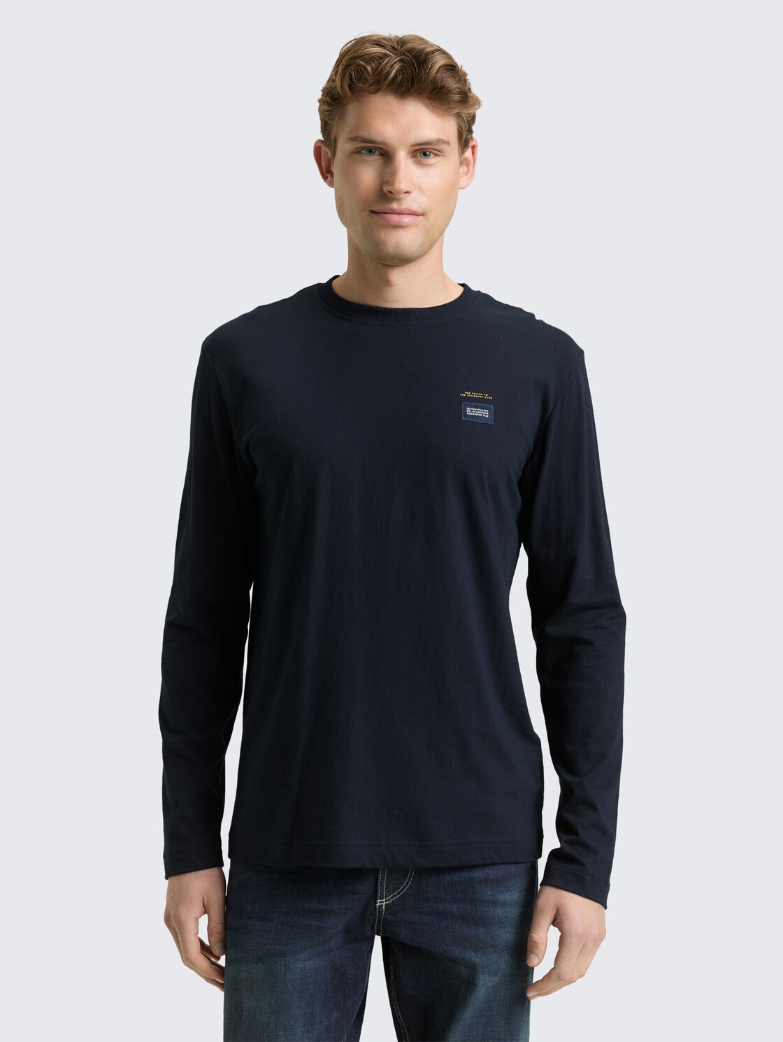 Langarmshirt aus Baumwolle - sky captain blue - Ausschnitt Model-Vorderansicht