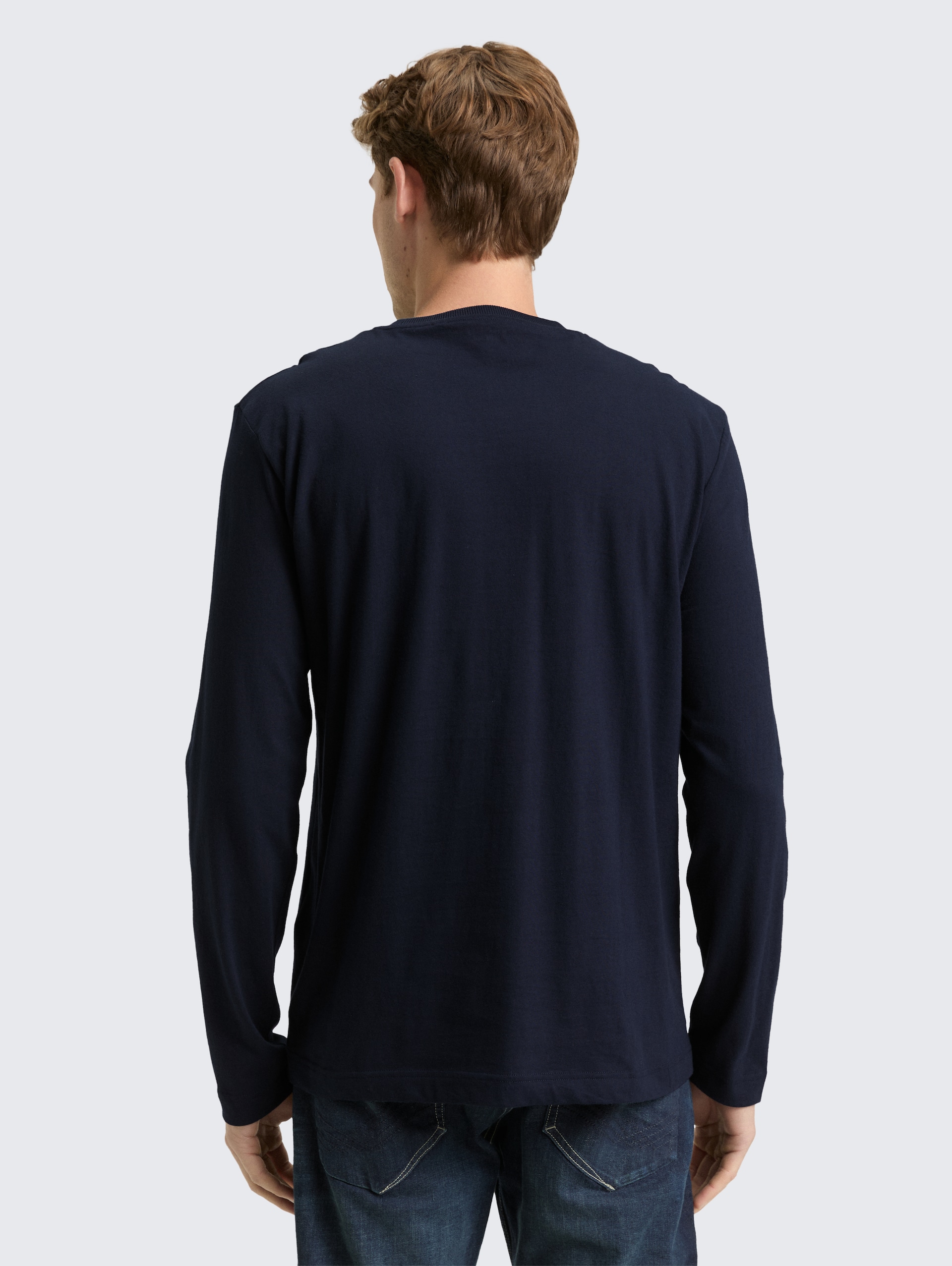 Langarmshirt aus Baumwolle - sky captain blue - Auschnitt Model-Rückansicht