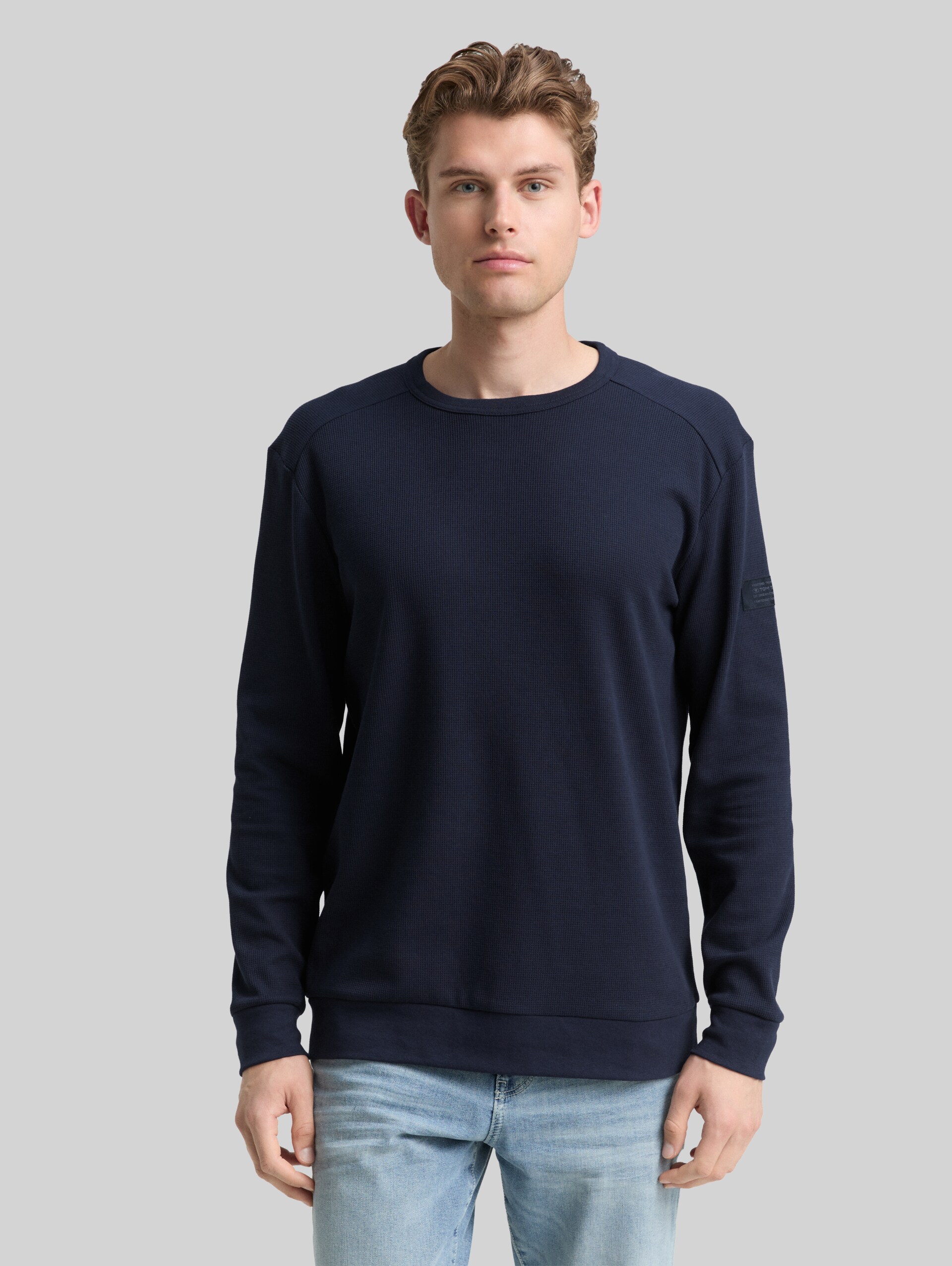 Long-sleeved top in a waffle structure - sky captain blue - Neckline model front view