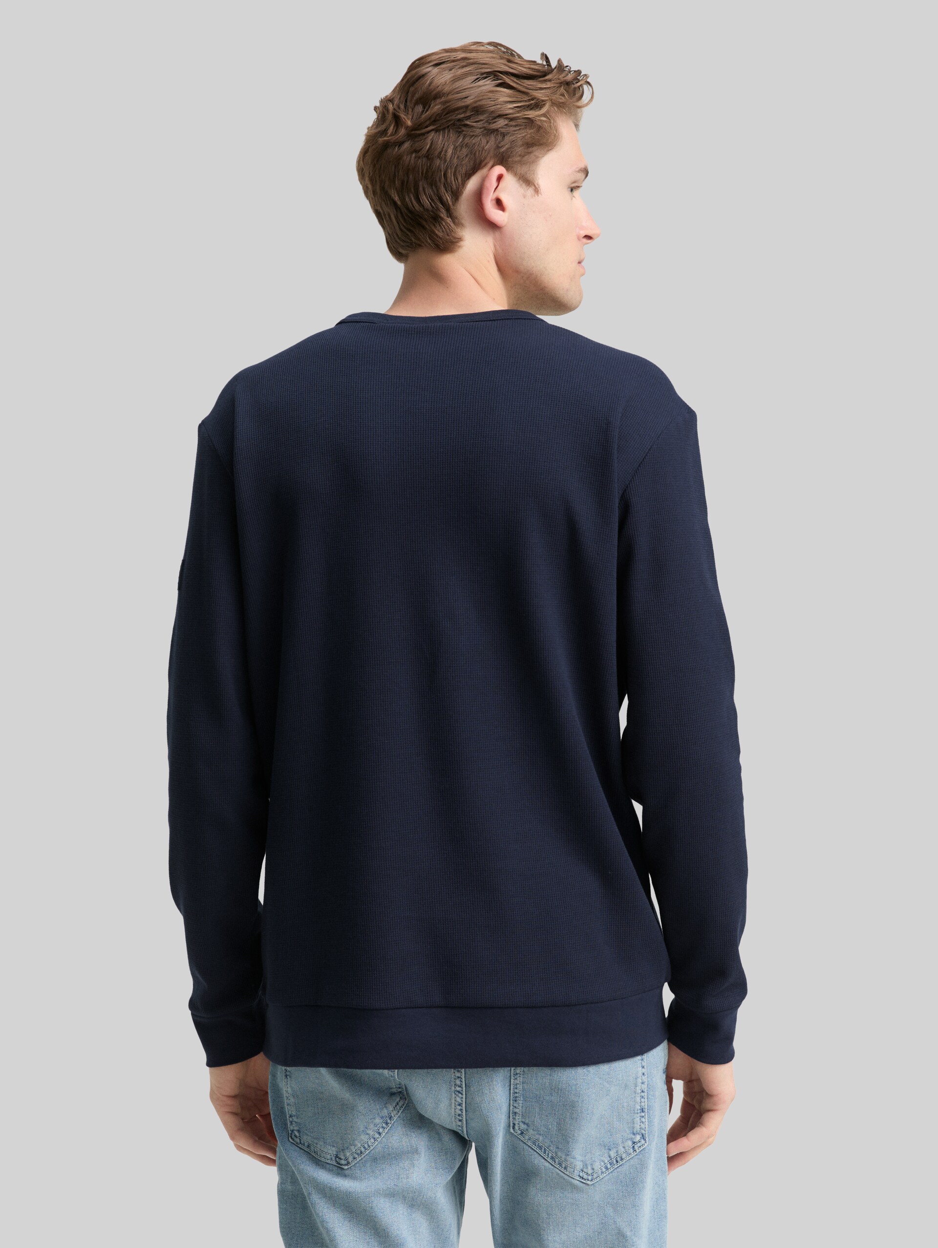 Long-sleeved top in a waffle structure - sky captain blue - Neckline model-back view